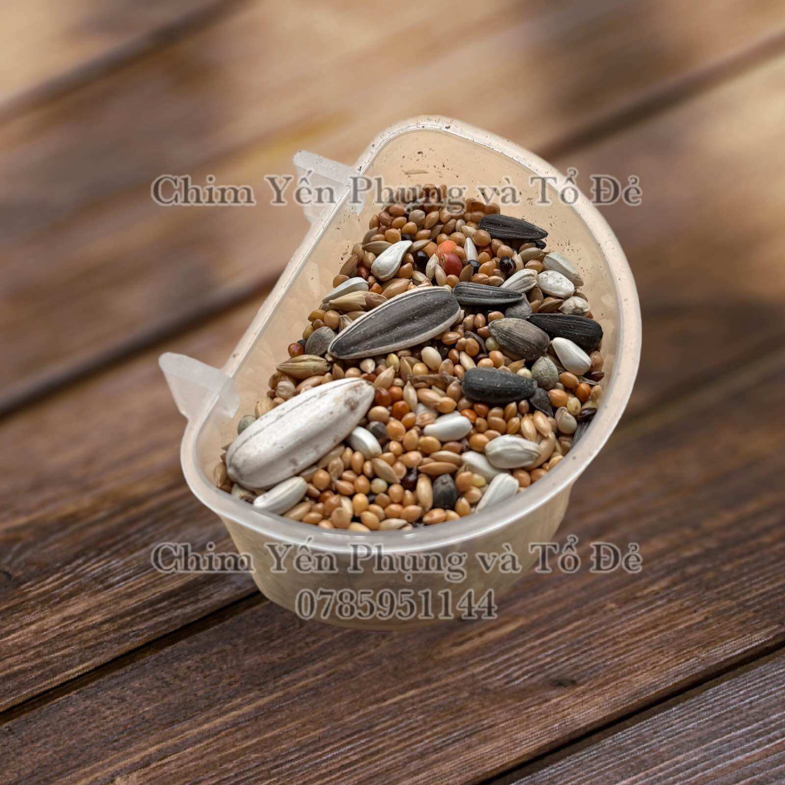 1 cóng nhựa nhỏ đựng khoáng, vitamin cho thú cưng.