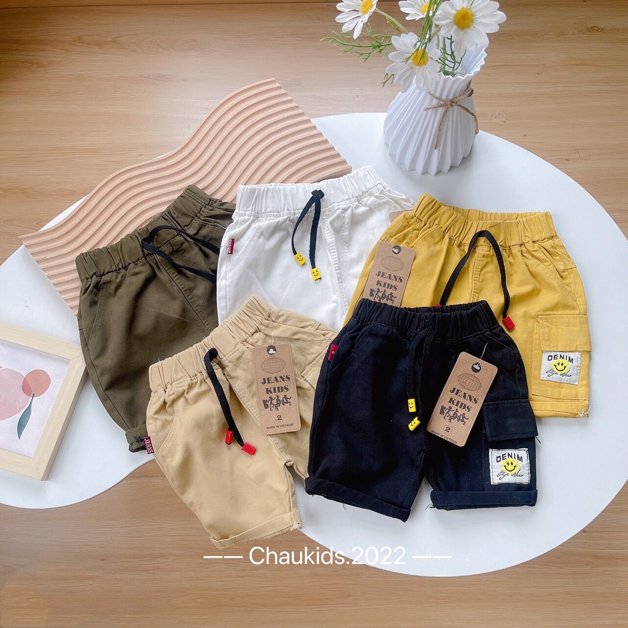 Quần sooc kaki thêu tem xịn sò