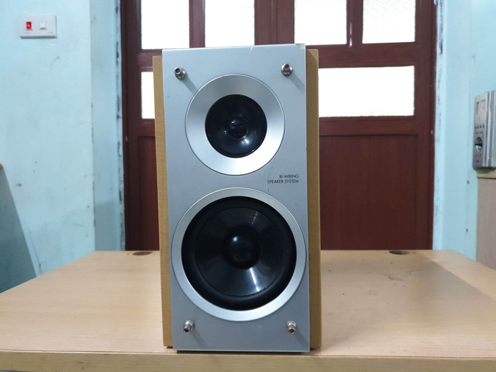 Chiếc loa lẻ Panasonic  PM57. Bass 10, màng các bon, gân cao su, trest poli.công suất 30w/ chiếc, trở kháng 6om.  Kích thước cao 24, ngang 14, sâu 22