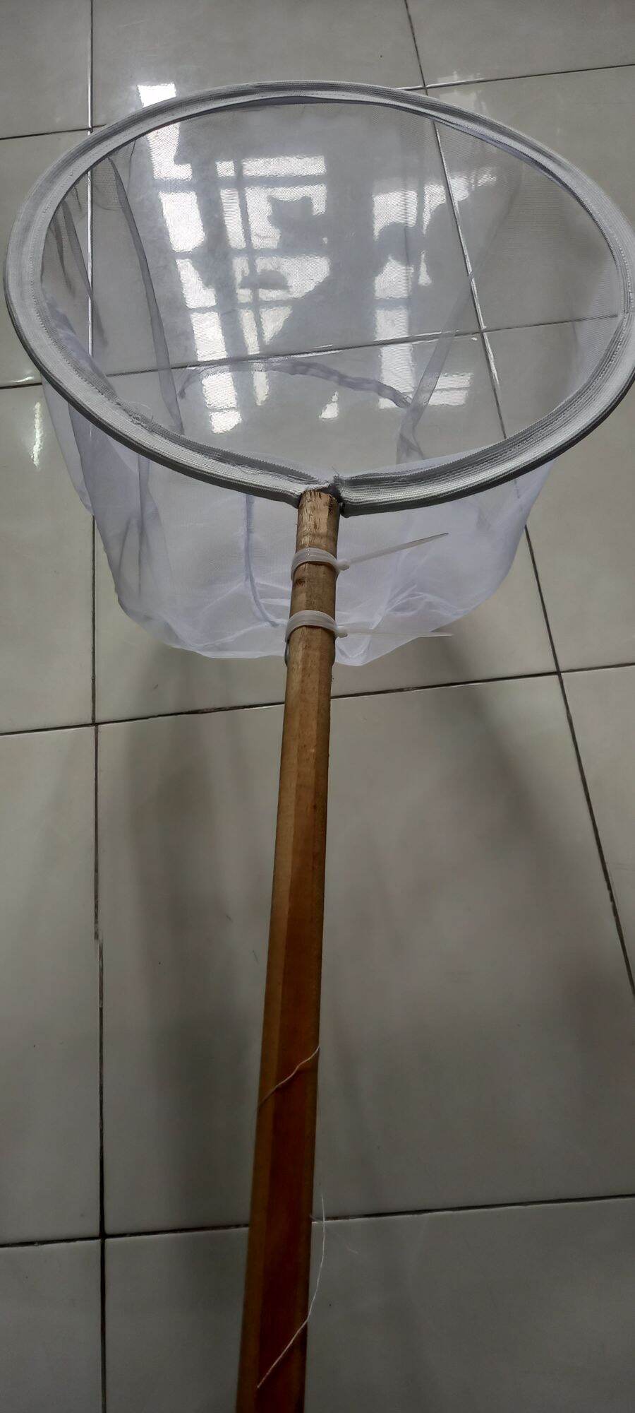 Vợt cán cây có tùng lưới mùng mịn, đường kính 40 cm, vớt cá con. rác...