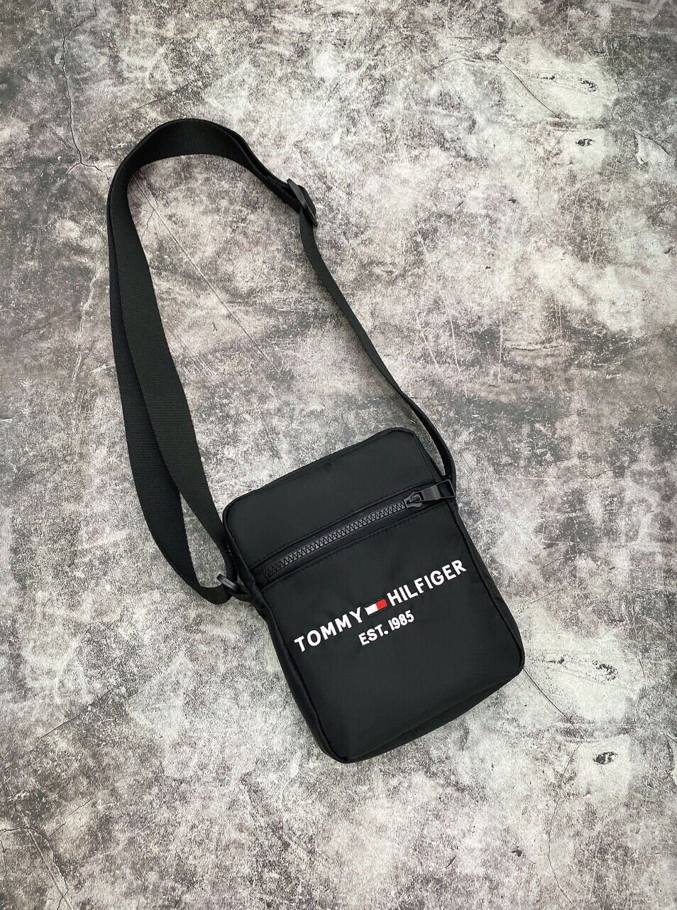 Túi đeo chéo Tommy màu đen - Made in Thailand