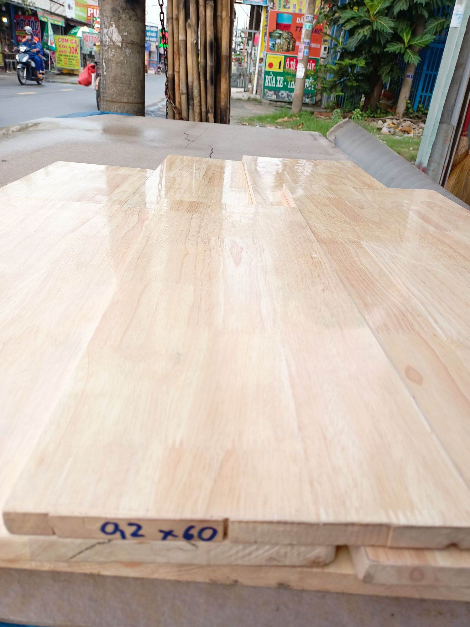 Tấm ván gỗ ghép cao su 15ly phủ keo bóng 1 mặt làm bàn,kệ, tủ,..