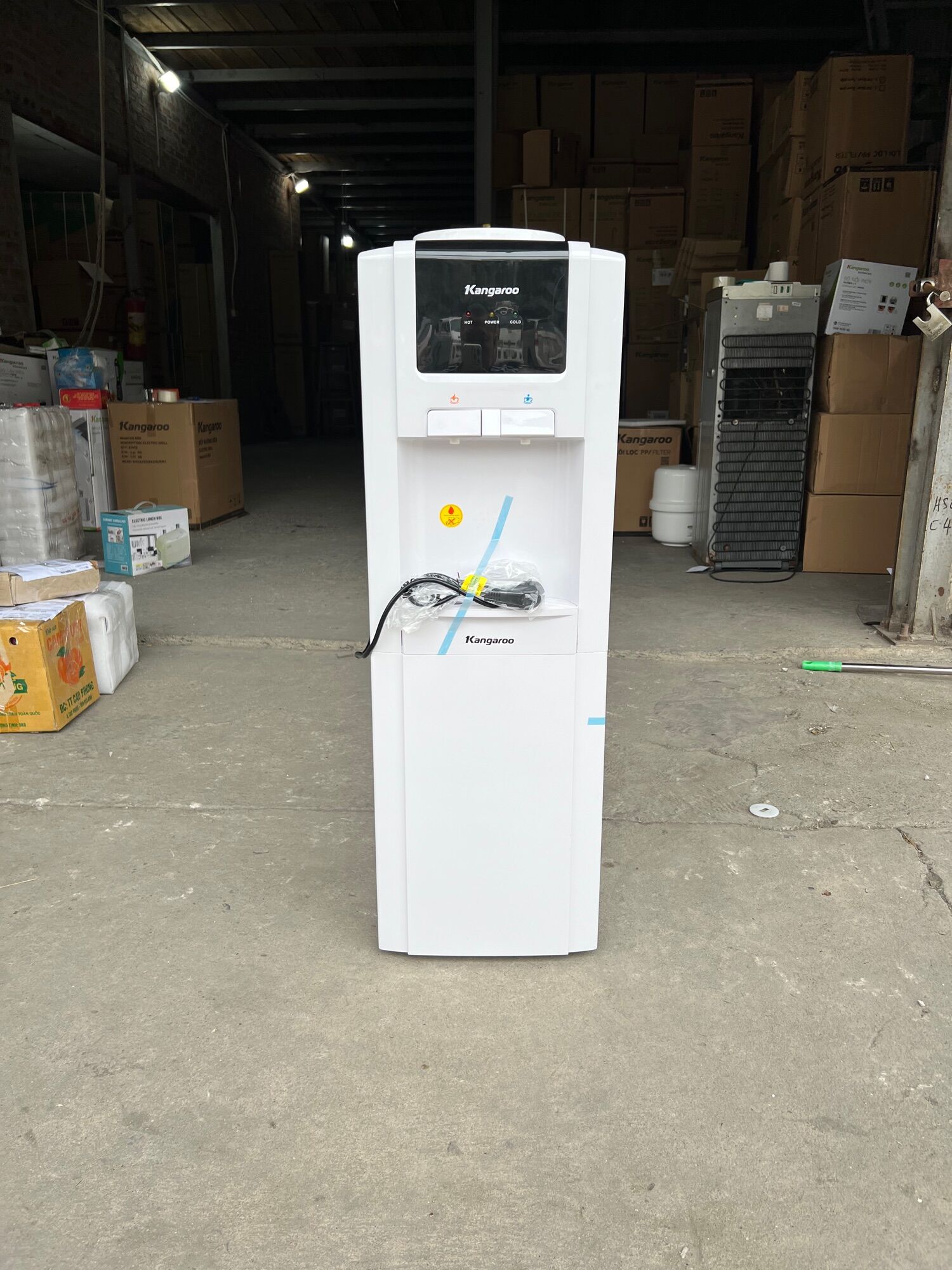 Máy nước nóng lạnh - cây nước nóng lạnh kangaroo kg32n