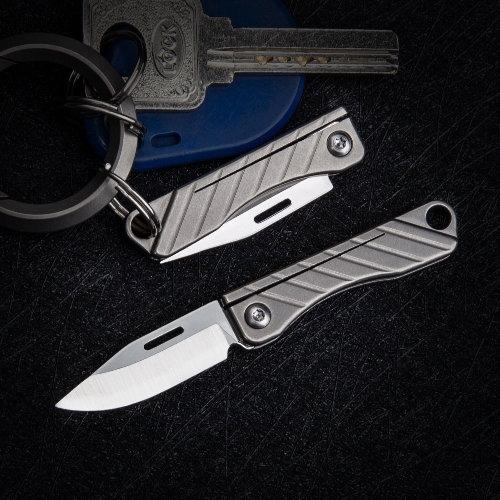 Móc khóa titanium tiện vân kèm lưỡi rạch thùng tiện lợi