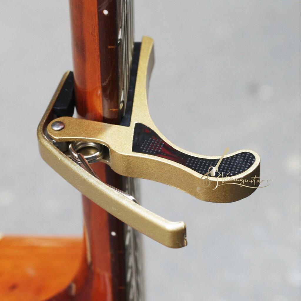 Capo kẹp đàn guitar và ukulele màu vàng