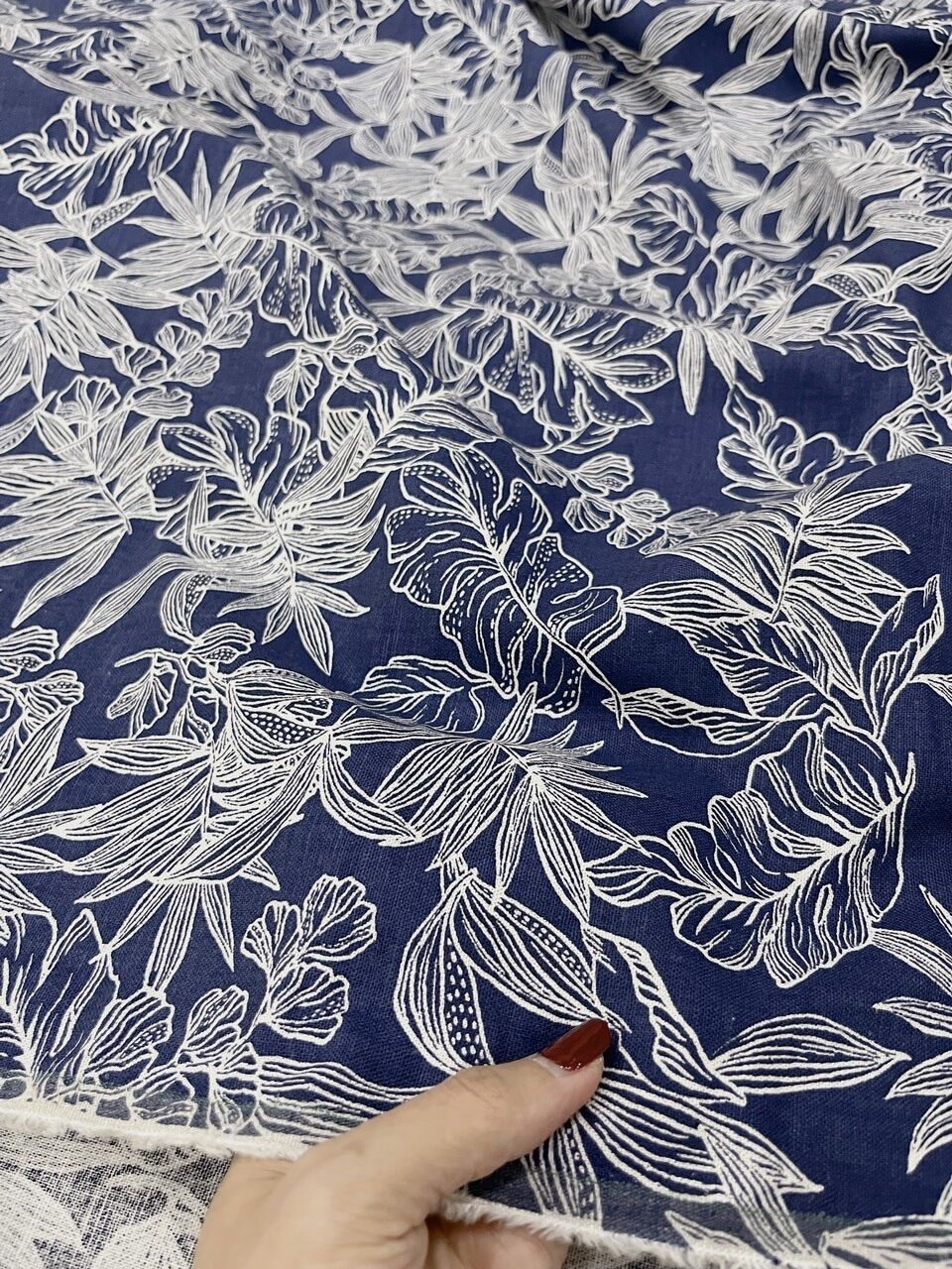 Vải Linen Bột hoạ tiết đặc sắc - nền vải xanh đen hoạ tiết trắng nổi bật khổ 1m40