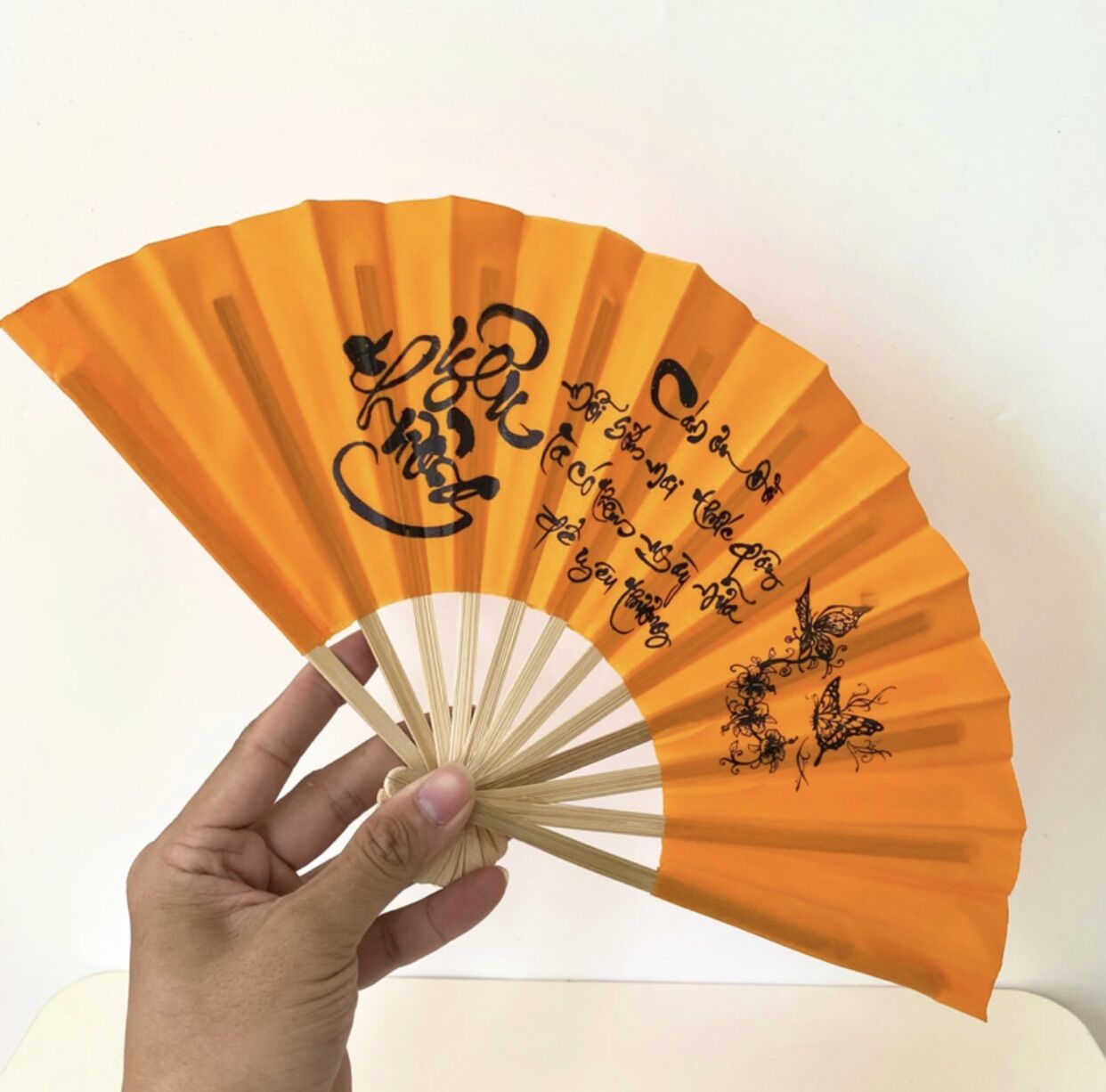 Quạt Vải Xếp Viết Chữ Thư Pháp Truyền Thống Việt Nam Decor