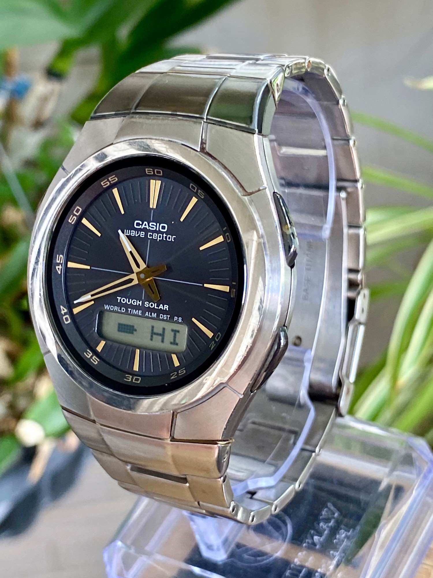 Đồng hồ Casio Wave Ceptor Tough Solar với dây kim loại, mặt số đen, hiển thị số kỹ thuật số và analog, phù hợp cho các hoạt động ngoài trời.