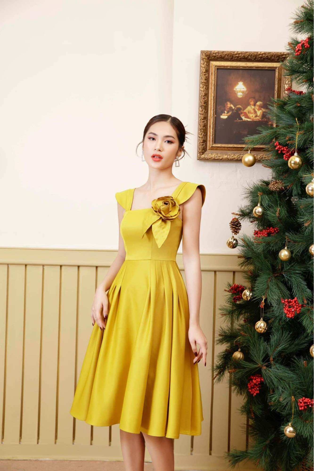 Đầm xòe xếp li eo hoa cài ngực