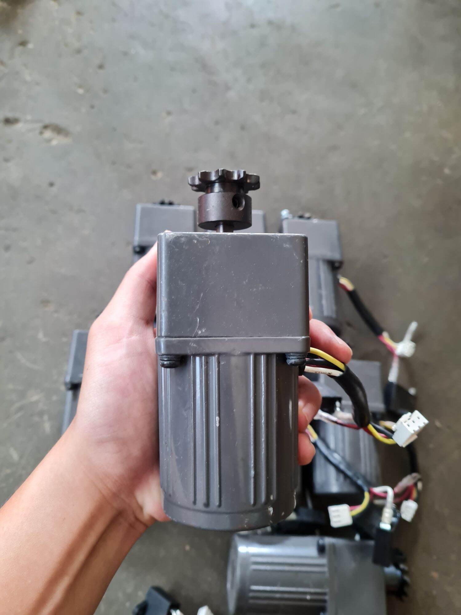 Động cơ giảm tốc 30W, tải trọng 80kg, dùng điện 220V, đảo chiều, tốc độ 15 vòng/phút, được dùng cho ép mía, tải băng, đảo cà phê, quay nướng, gia công, gánh nước..