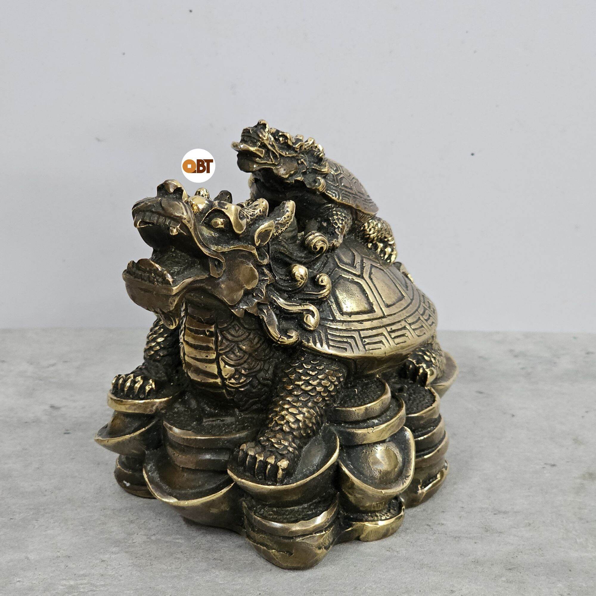 Long Quy cõng con màu nâu bằng đồng