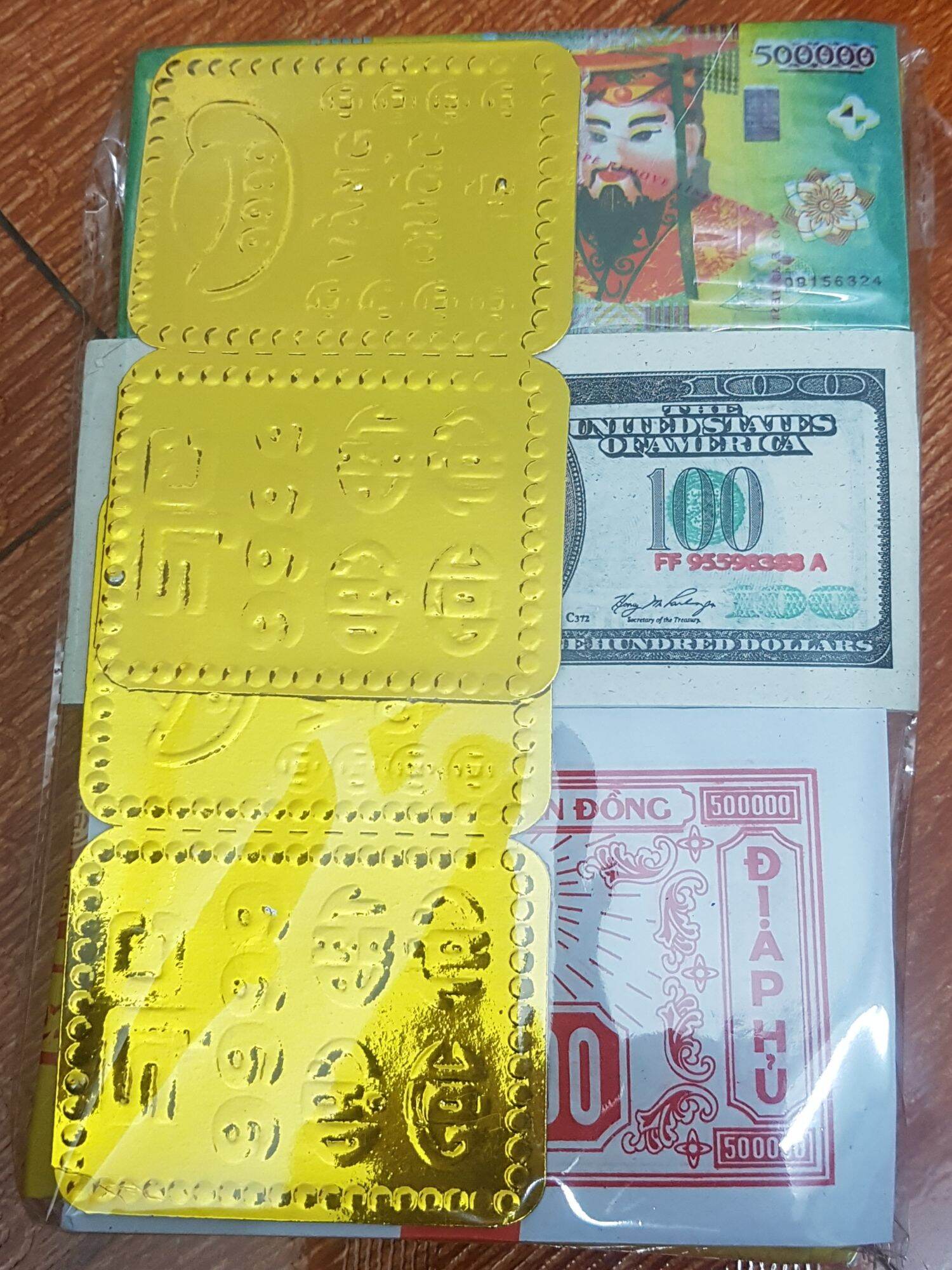 5 tập lễ gia tiên ( 1 tập = 10 lễ tiền vàng ) đóng túi.