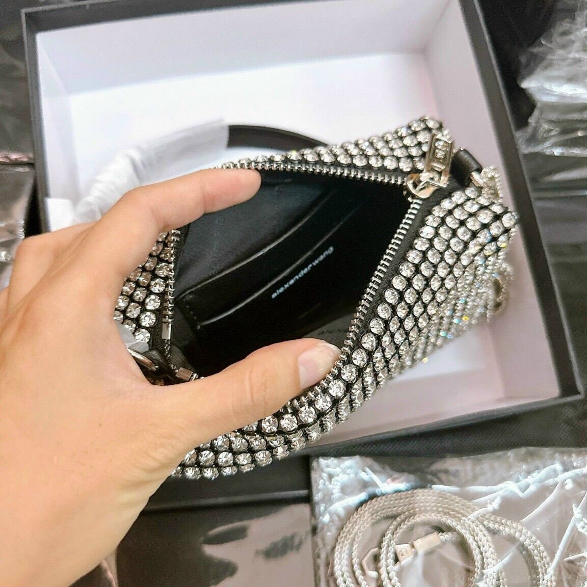 Túi Wabg đính đá xuất Fullbox (Size 19cm)