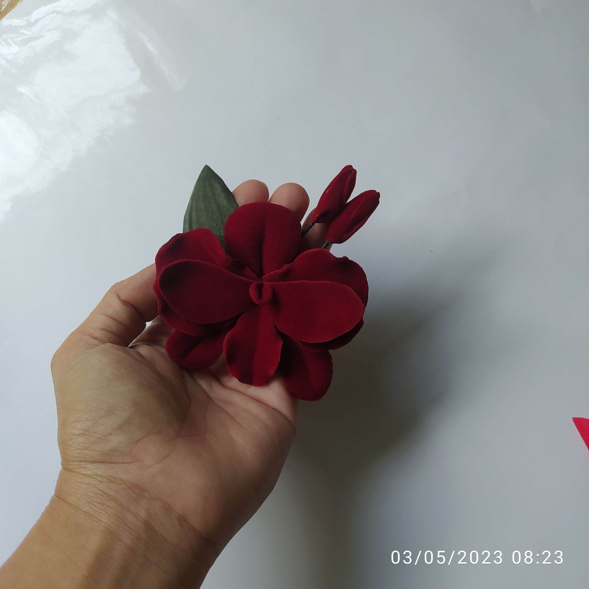 Hoa lan cài áo handmade Canto màu đỏ đô