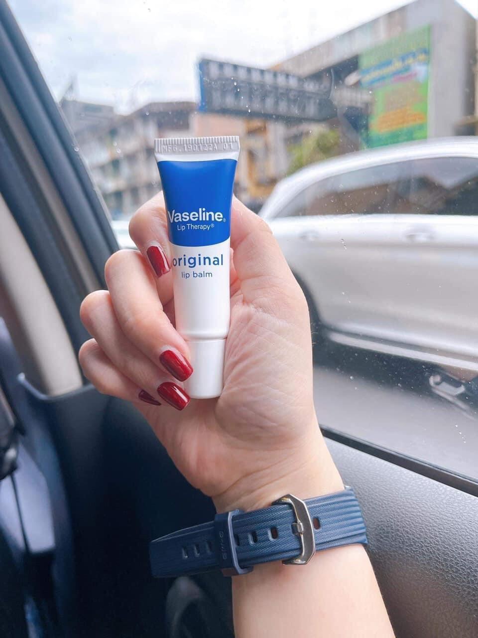 01 Tuýp Son Vaseline dưỡng môi Thái Lan