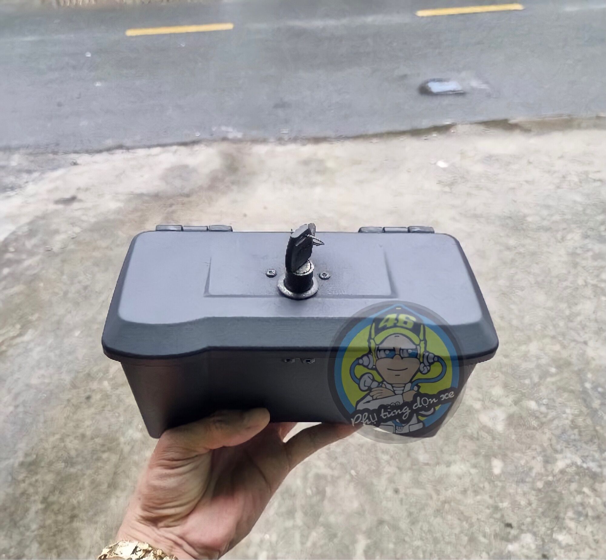Hộp đựng điện thoại xe winner v1,winner x,winner v3 có chìa khoá