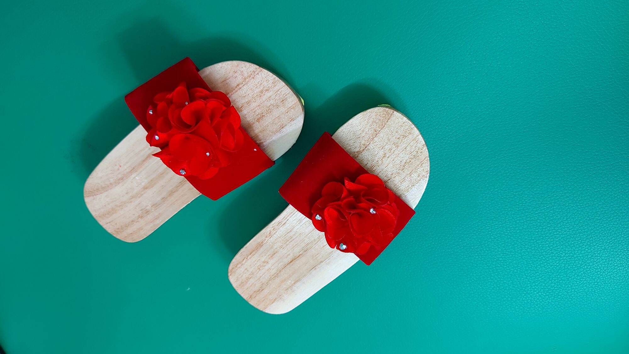 Guốc gổ nhung đỏ  hoa hồng cho bé