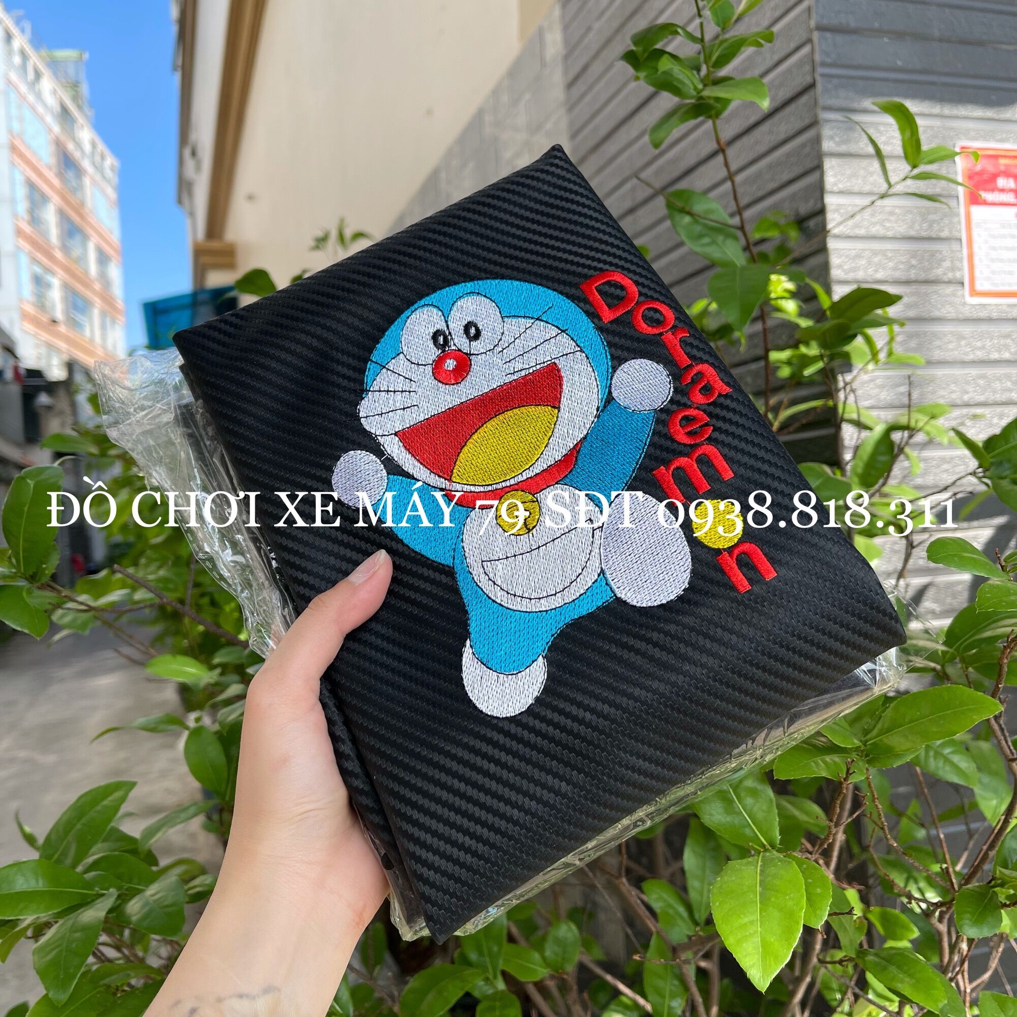 Da yên carbon thêu hình Doraemon gắn mọi loại xe