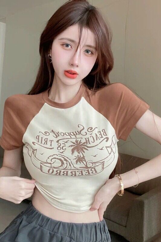 Áo croptop viền nâu phối hoạ tiết BG
