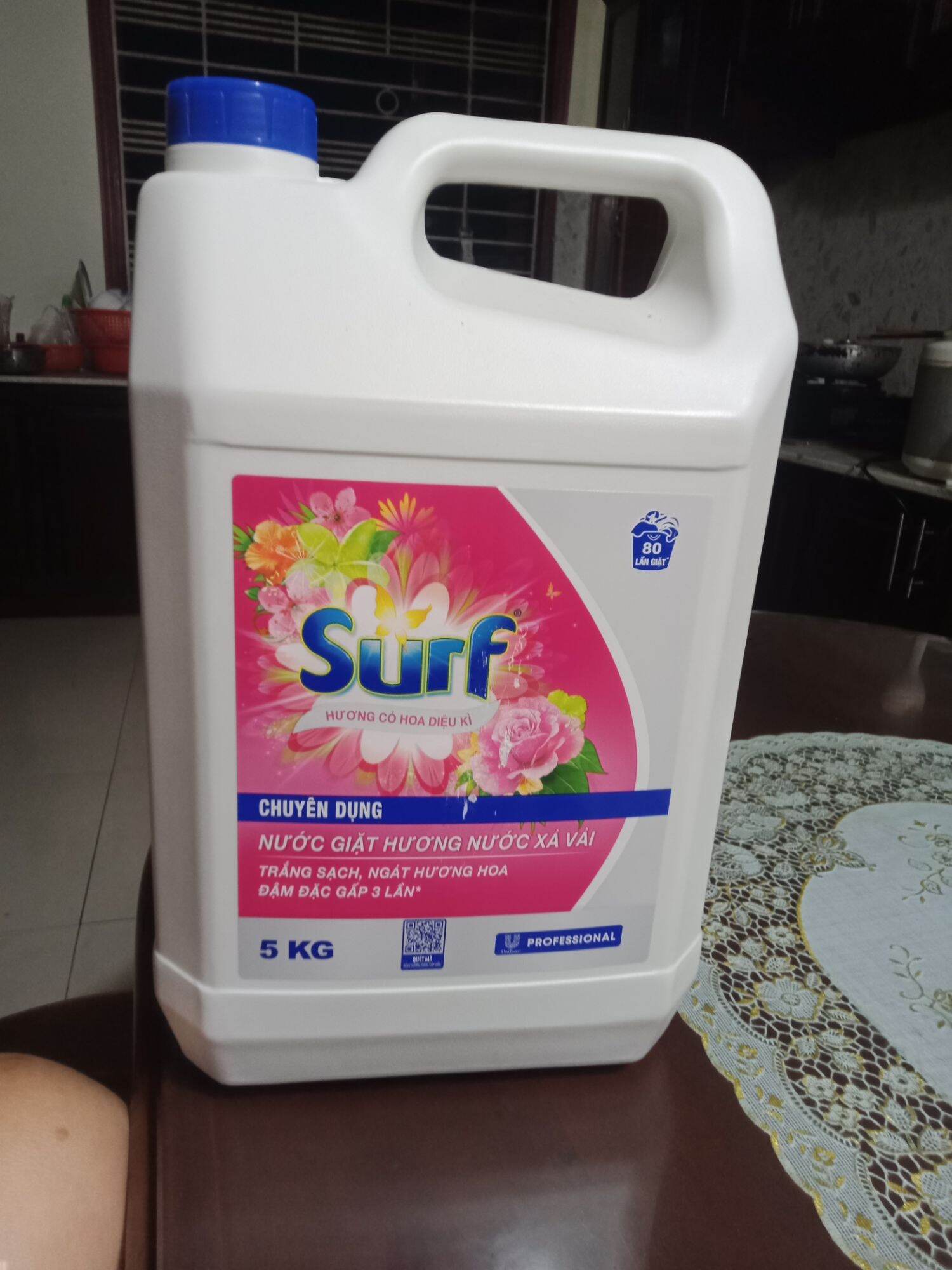Can nước giặt surf 5kg trắng sạch ngát hương hoa đậm đặc gấp 3lần.