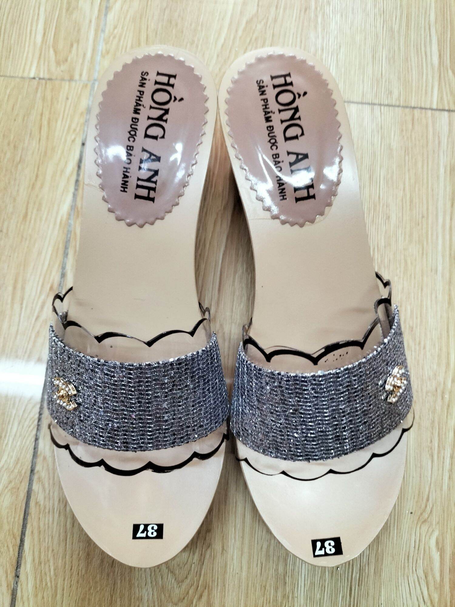 dép nữ  cao 5 phân   .đế  được làm bằng cao su non. đi rất nhẹ quai Mica  mềm dẻo em chân. có thêm lớp Kim tuyến   tạo sự duyên dáng trẻ trung  đi chơi đi tiệc điều được  rất bền sử dụng được nước không trơn trượt dễ dàng di chuyển