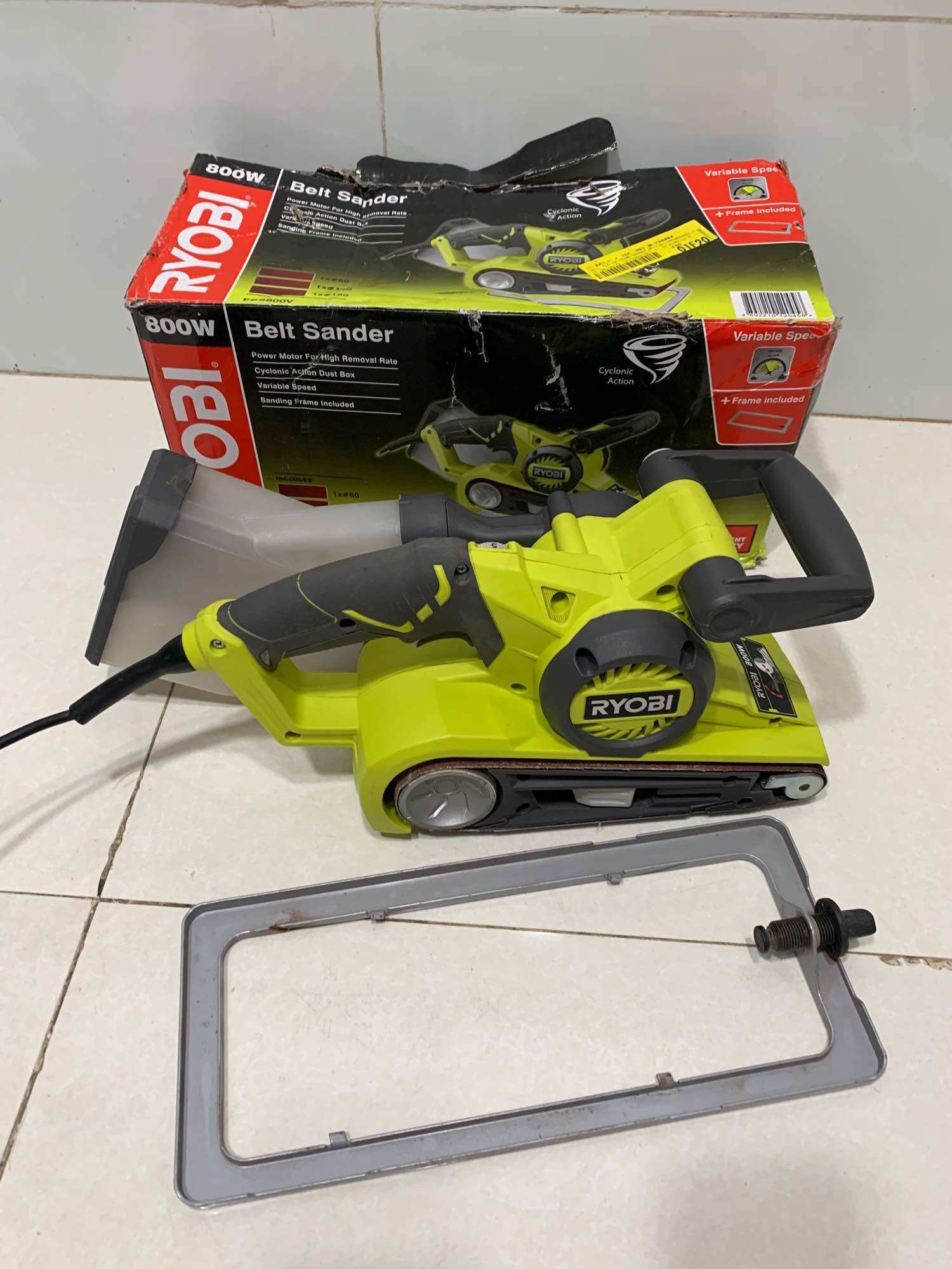 Máy chà nhám tăng ryobi 800w - kích thước sản phẩm : 336 x 180 x 190 mm - kích thước đóng gói : 420 x 182 x 195 mm - màu: vàng & đen - công suất: 800w - đường kính dây chà nhám: 76 x 533 mm - tốc độ không tải: 150 - 330 vòng/phút