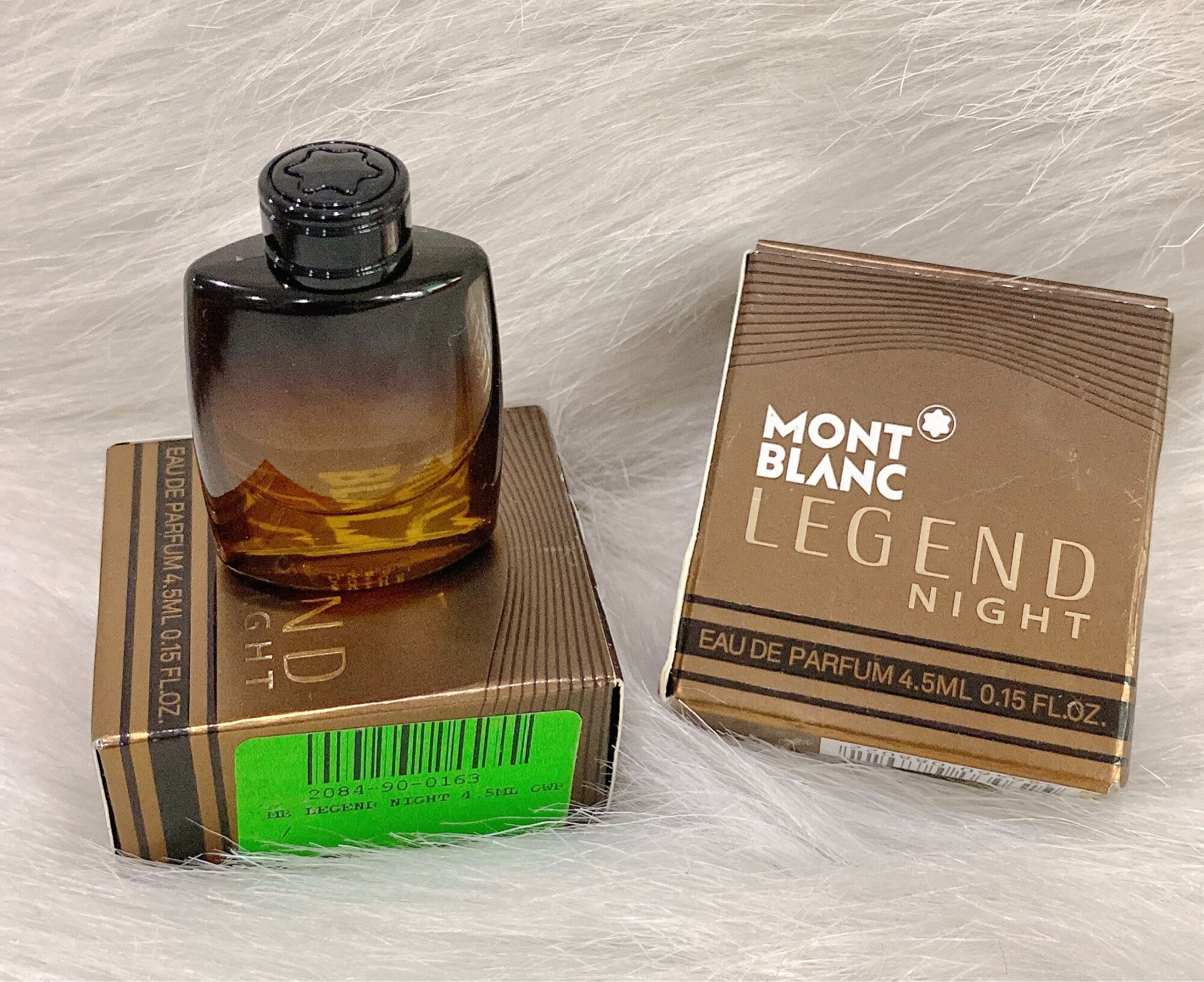 💁🏻‍♂️ Mont Blanc Legend Night mini 4.5ml 👍🏻 Bí quyết chinh phục phái đẹp đây chứ đâu.Bản mix đầy tinh tế giữa vanila, táo, oải hương, cam quýt với bạc hà đã làm nổi bật nên tầng hương gỗ và cỏ vetiver.