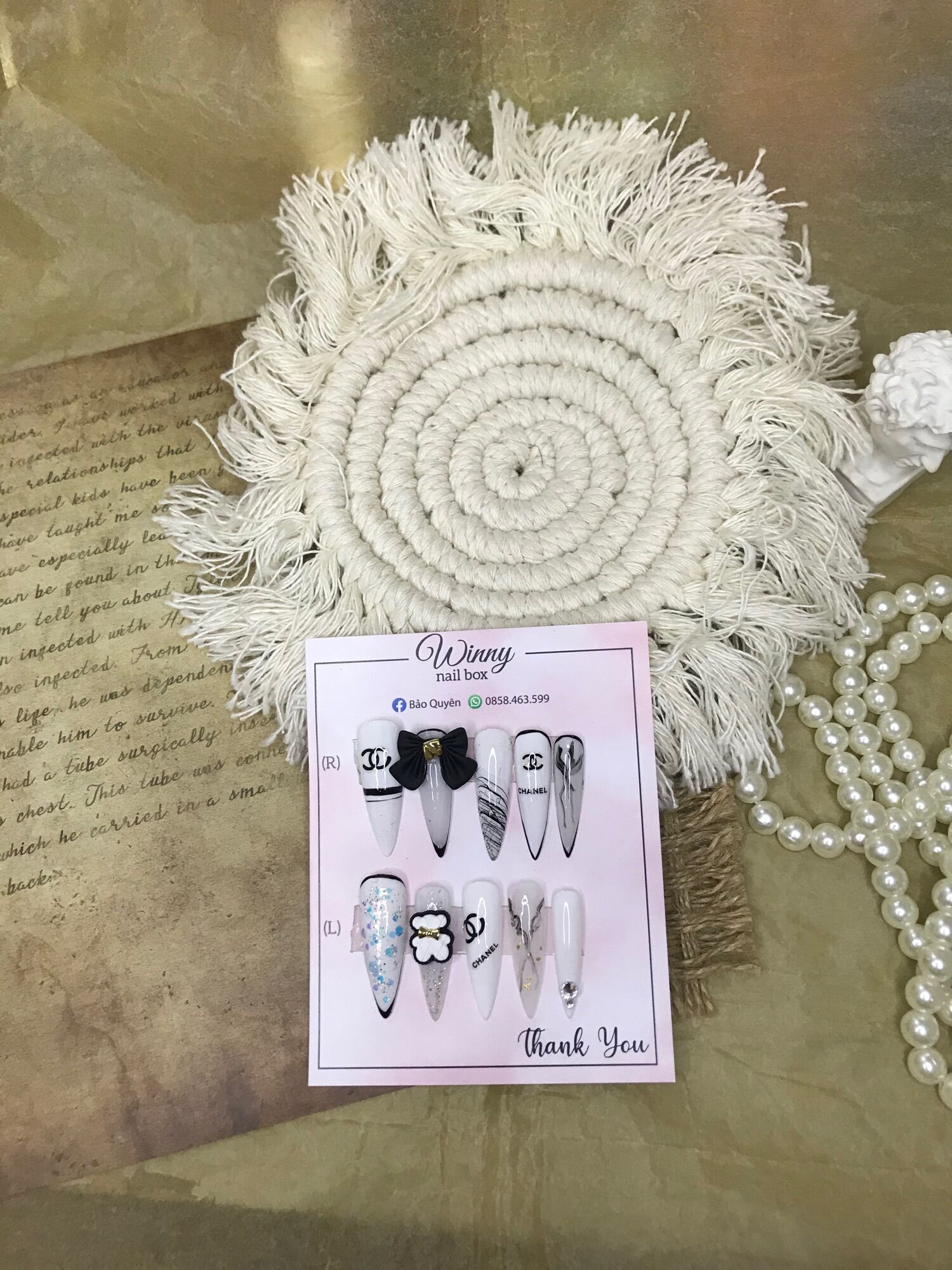 Nailbox móng up móng giả trắng đen chanel nơ đen