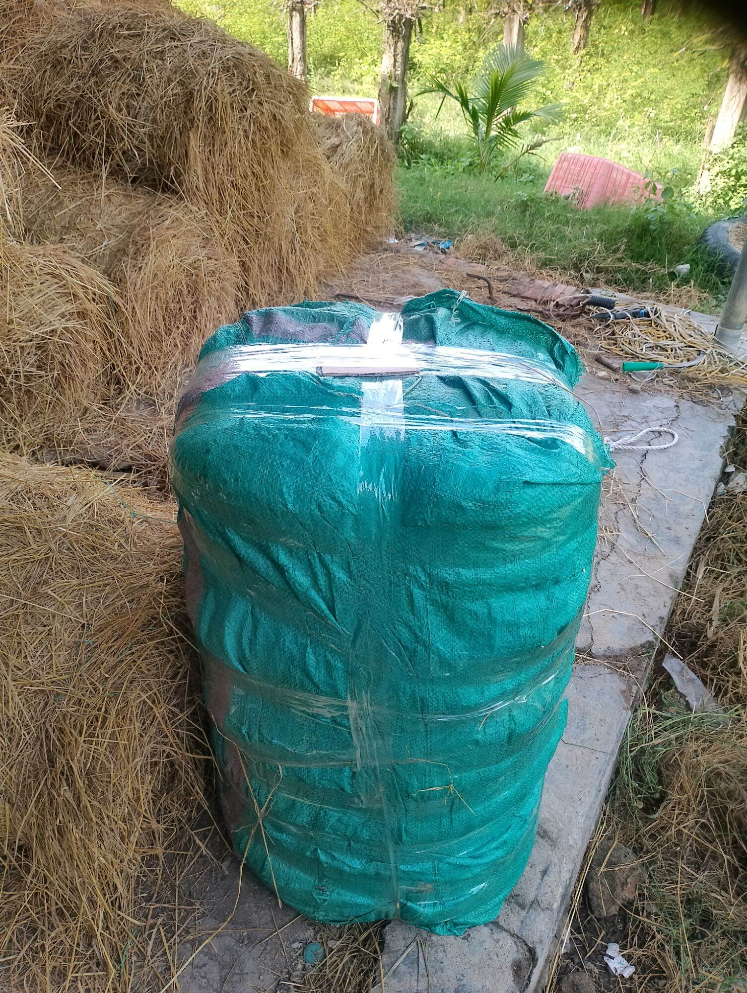 1 cục rơm cuộn nặng 20 kg