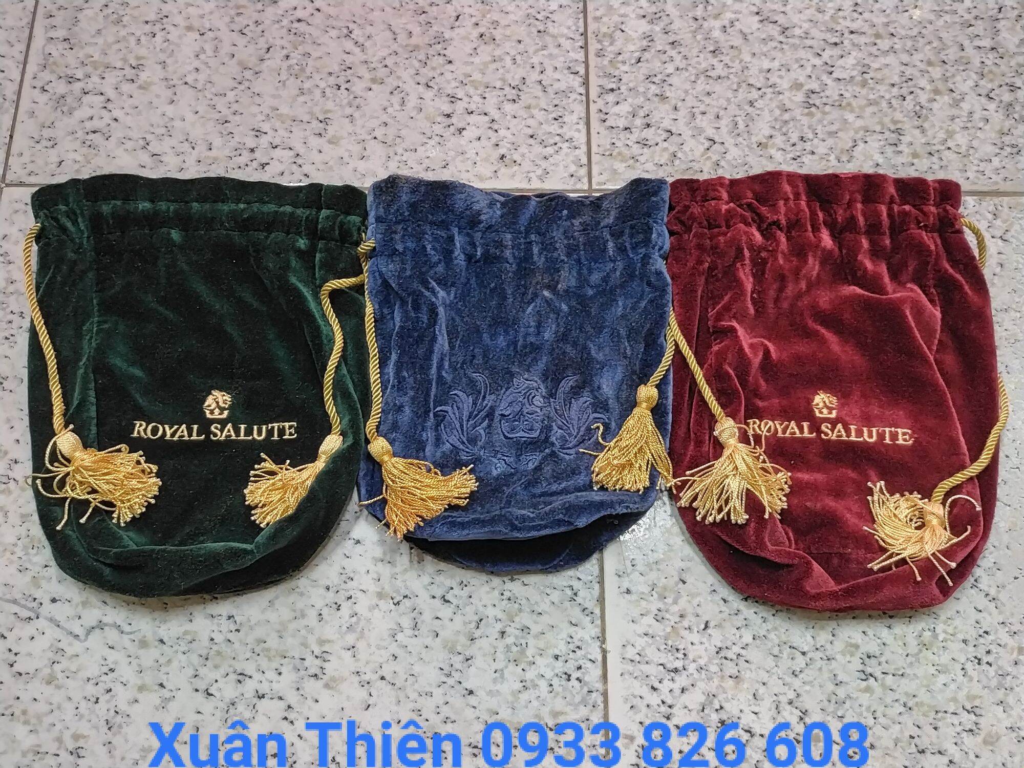 Túi nhung đựng chai ruou Chivass cao cấp chính hãng.