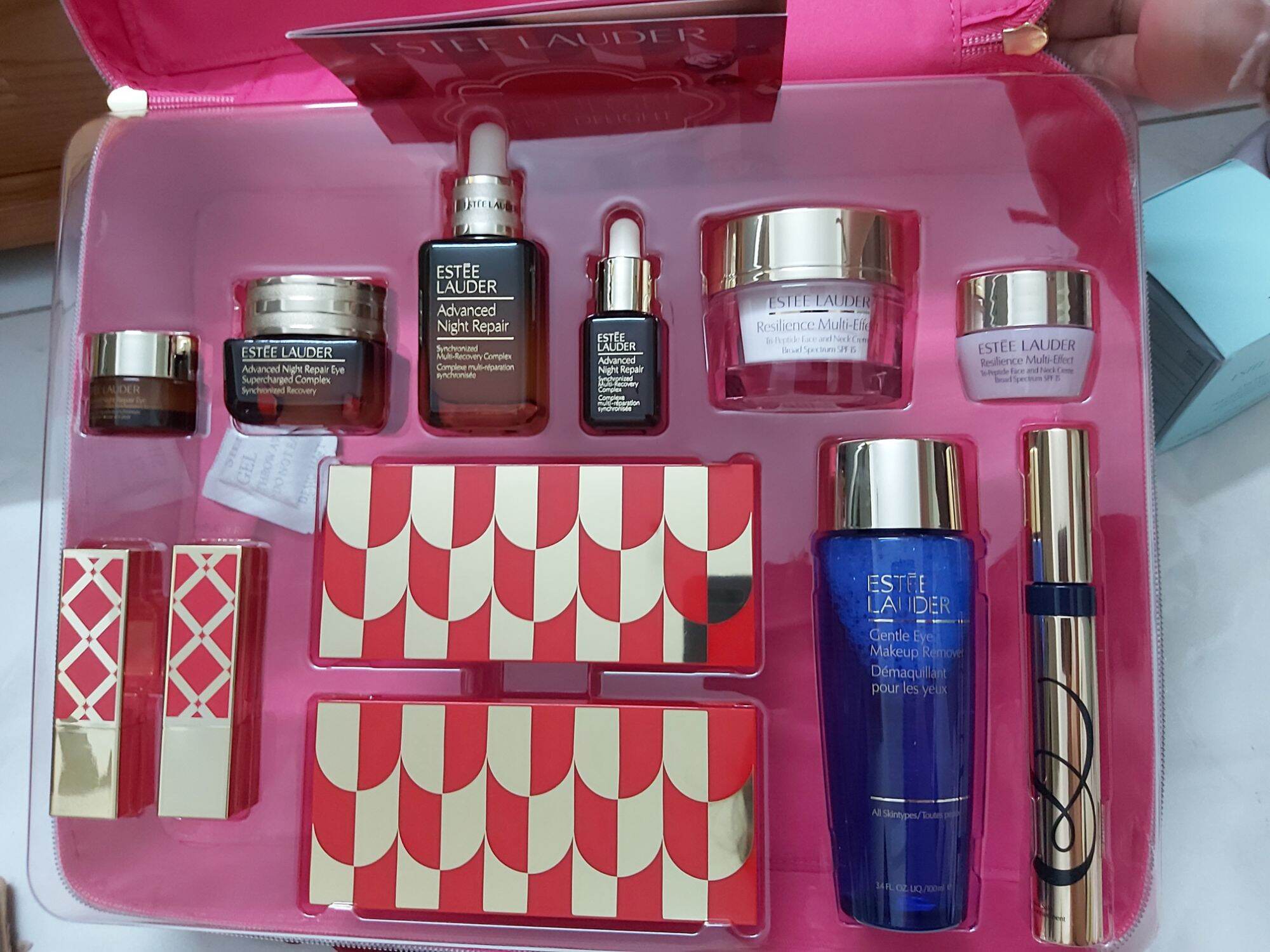 Set vali đỏ Estee Lauder 2021