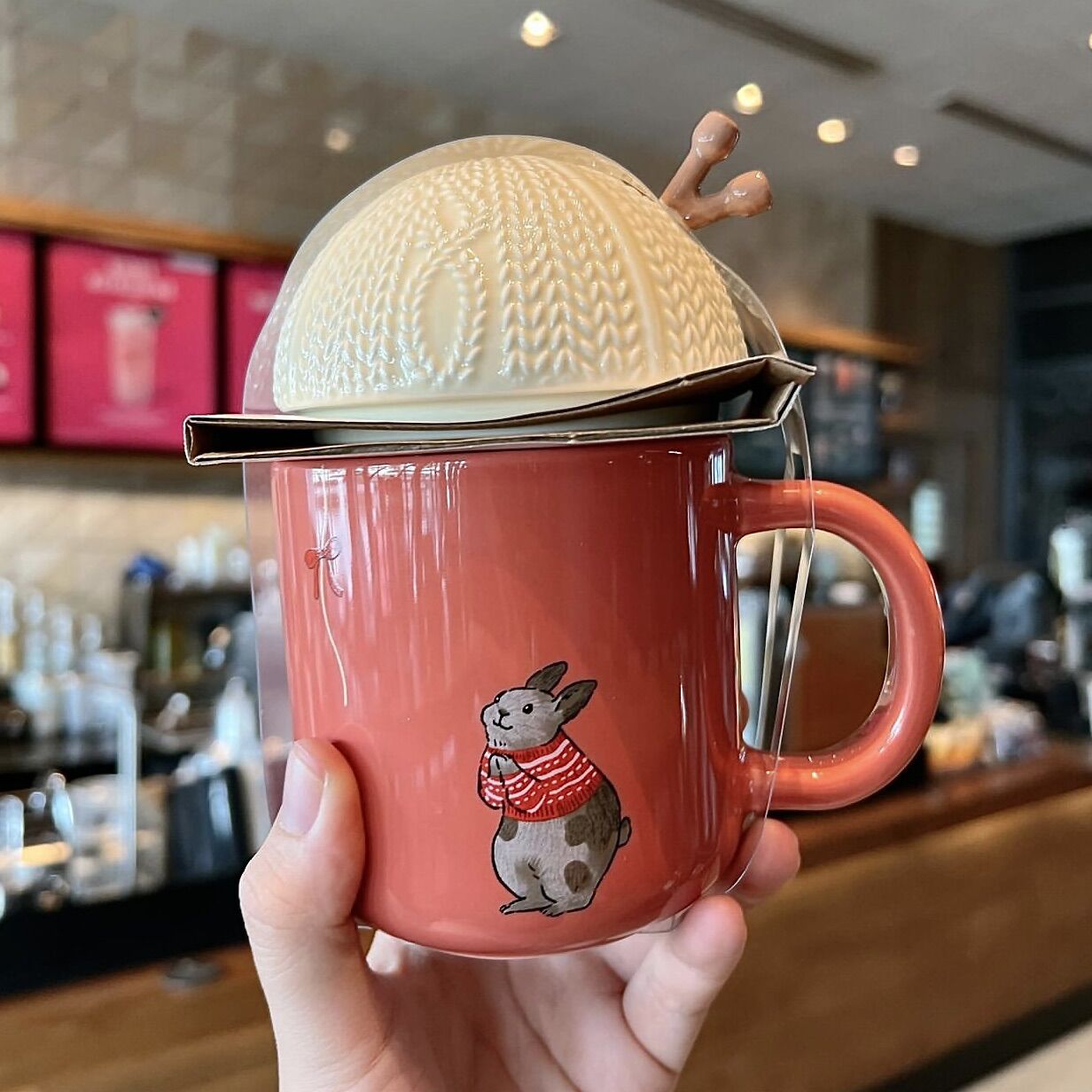 - cốc sứ bunnies enjoy the moon wt lid handle mug 12oz