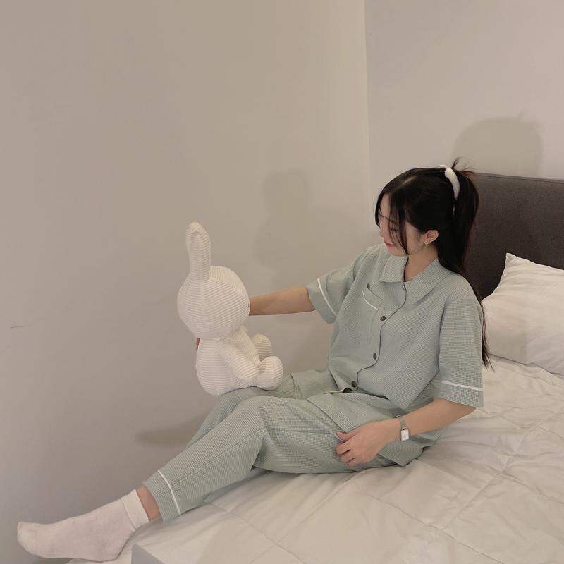 Sét bộ pyjama kẻ tay cộc quần dài.