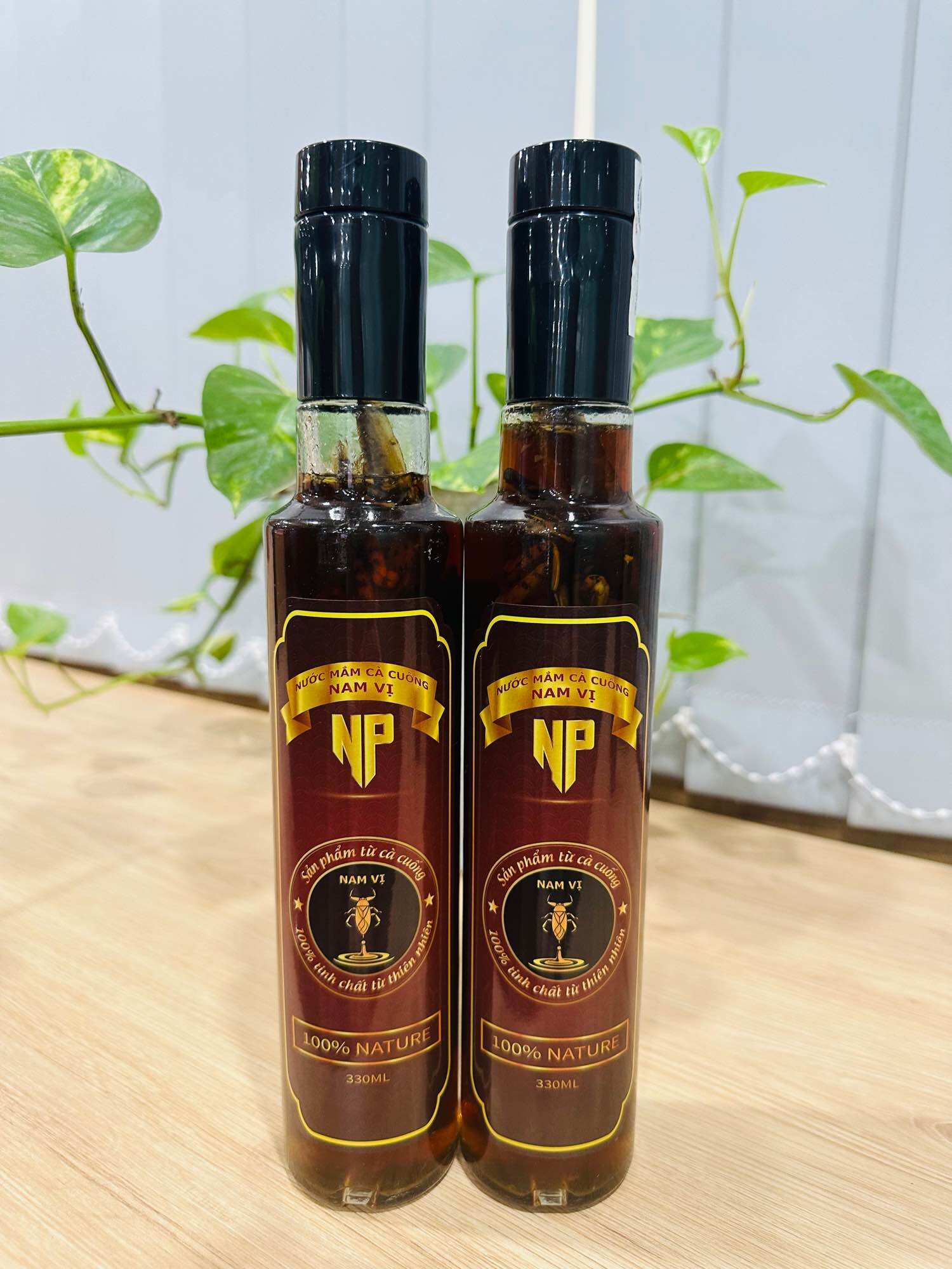 Nước mắm 330ml và 4 con cà cuống đực