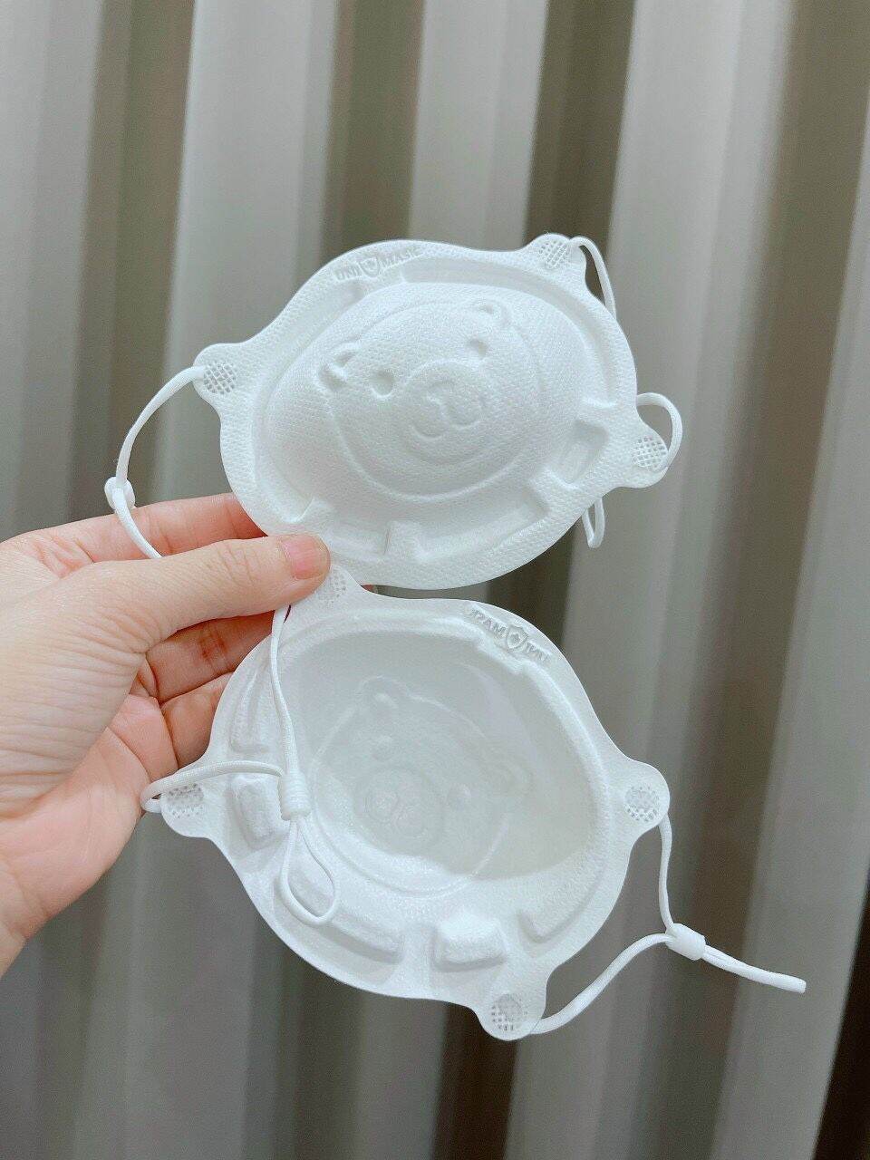 Khẩu trang Gấu 3D Uni Mask Set 3 cái cho trẻ 0-3 tuổi
(
Có dây thắt nút chỉnh theo size mặt của bé