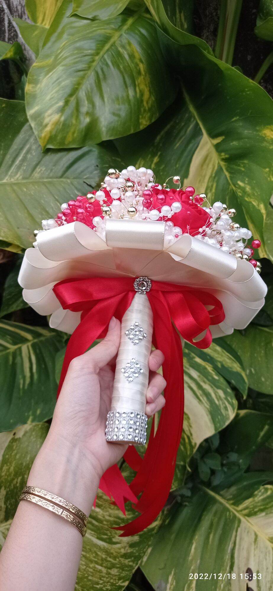 Hoa cưới ngọc trai phối hoa lụa màu đỏ