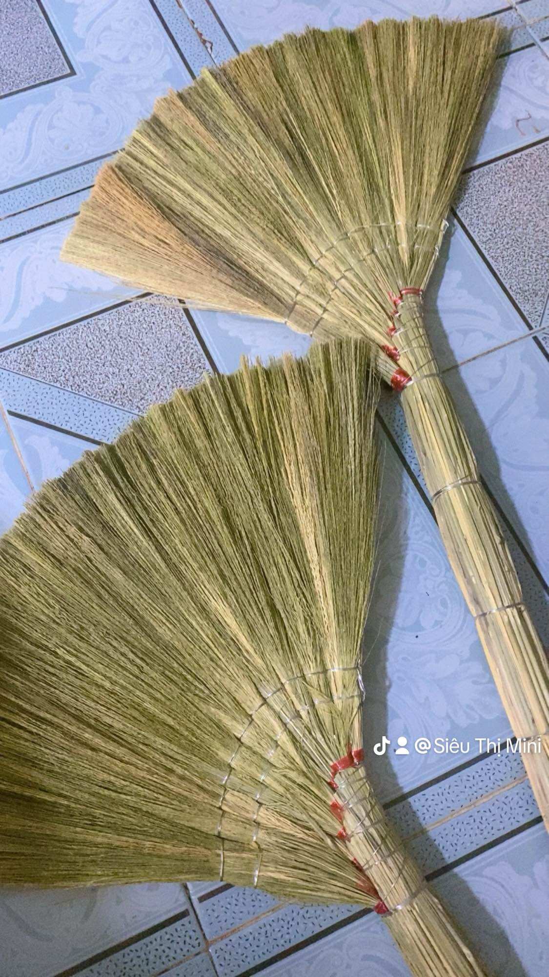 Chổi Quét Nhà Bông Cỏ Hàng Dày Quấn Kẽm Thiết Kế Đơn Giản Đồng Tre