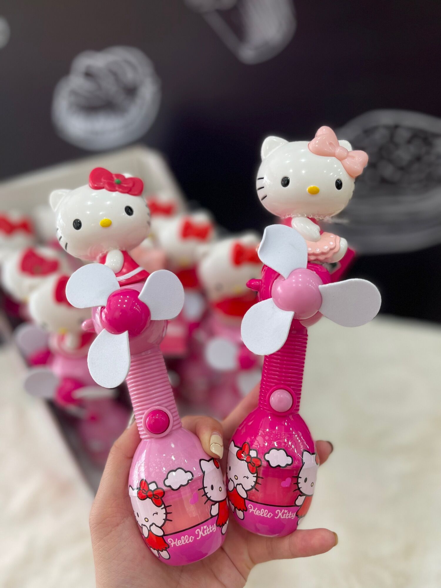 Kẹo cây quạt và con dấu hình Hello Kitty