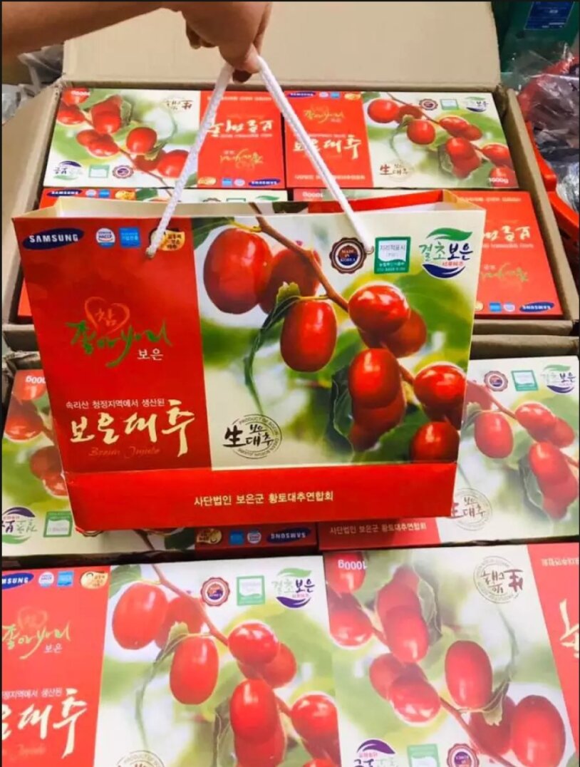 Táo Đỏ Hàn Quốc ( Hộp 1kg kèm túi xách)