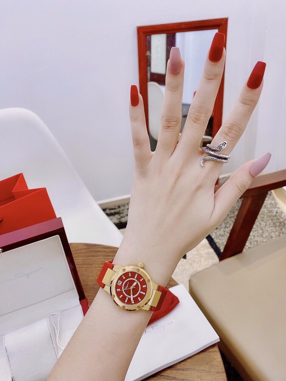 Đồng hồ nữ Ferragamo bản màu đỏ vành trơn