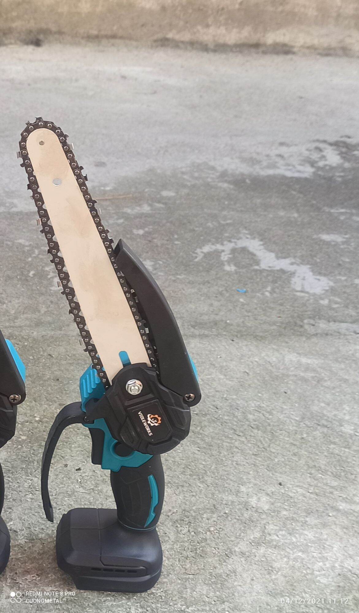 Máy cưa xích 18v không chổi than