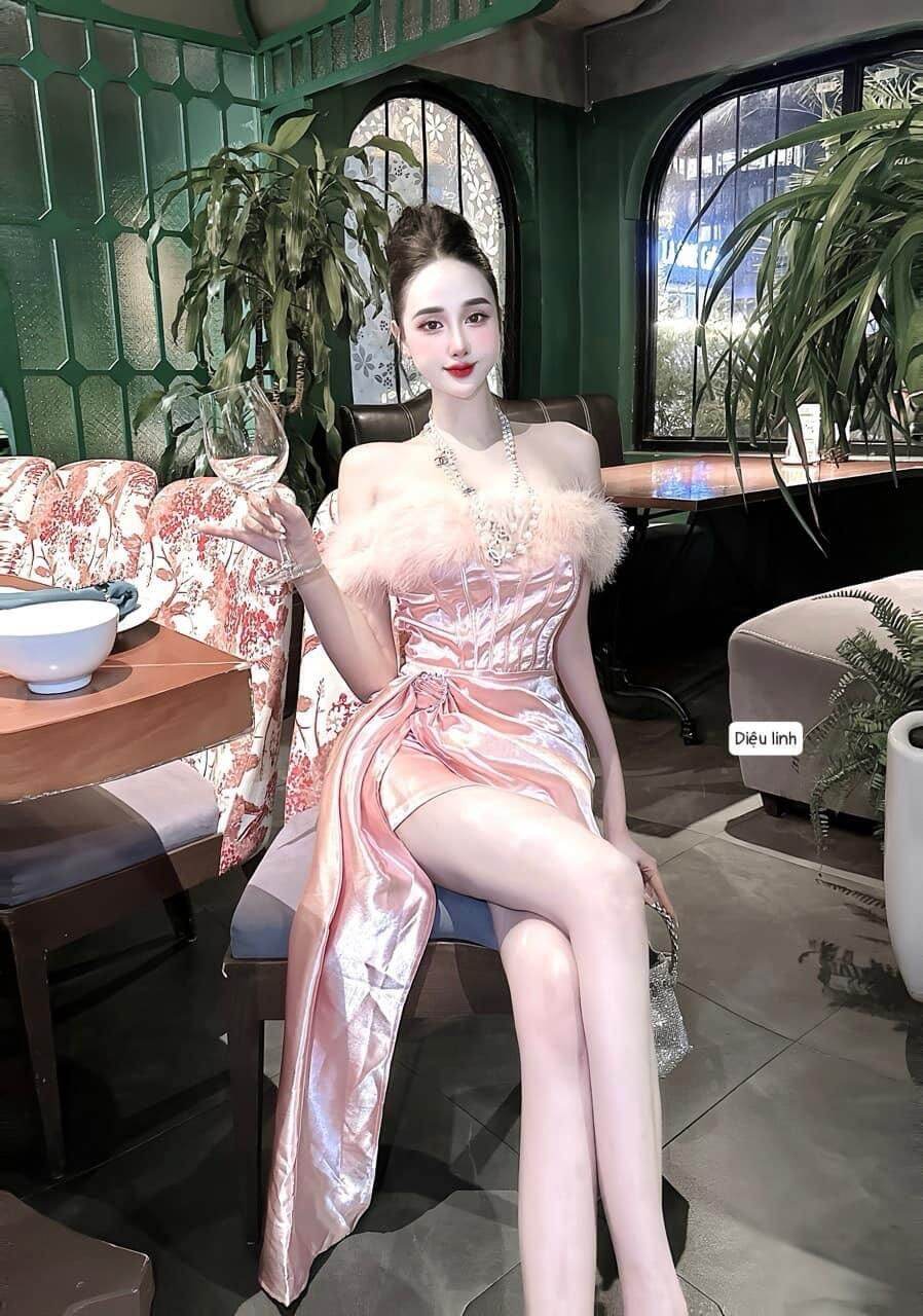 Đầm body trễ vai đính lông quây tà có mút siêu sang quý phái cho nữ, chất Phi phối lông có mút lót quần kèm khoen 3 màu Hồng trắng đen - Váy đầm thời trang nữ đi chơi dự tiệc