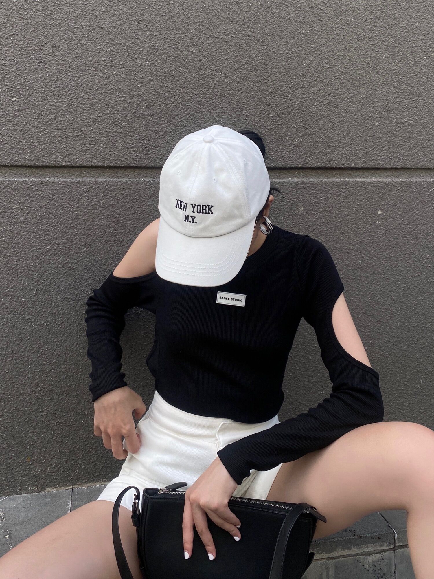 CUT OUT TOP Áo tay dài cắt xẻ Eagle Studio