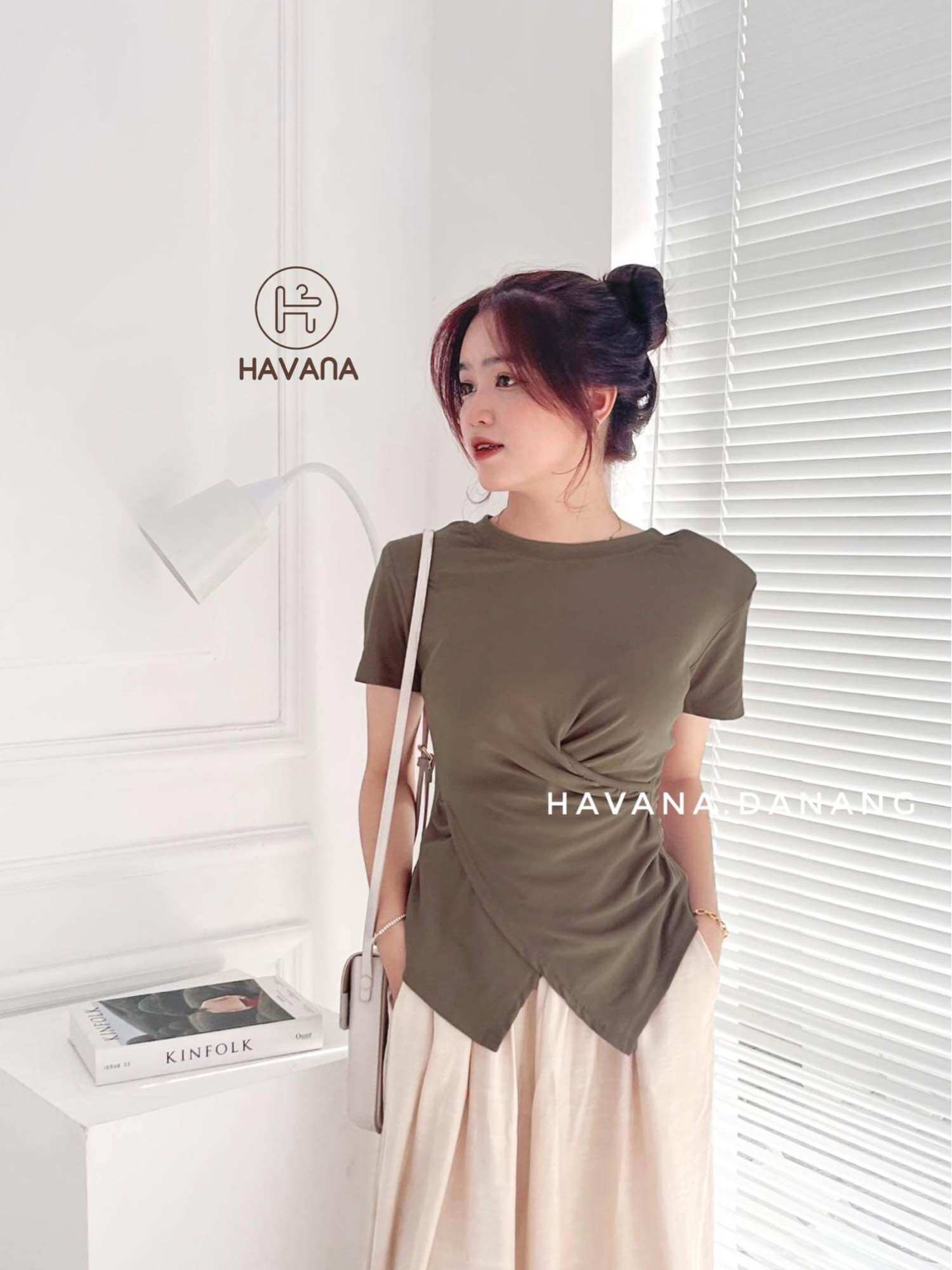 Áo thun cổ tròn Saly nhún eo đệm vai dáng basic