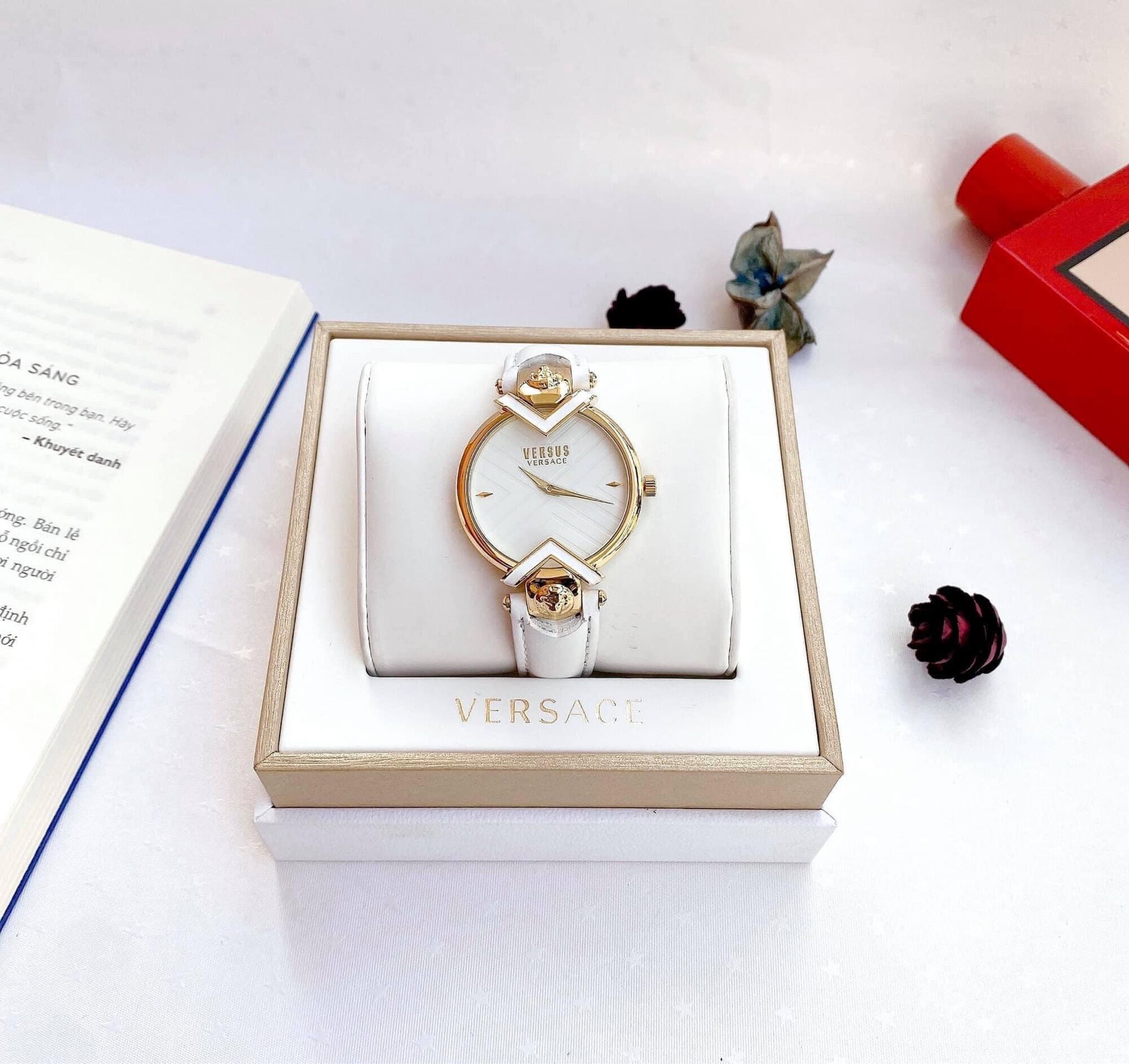 Đồng hồ nữ Versus dây da, size 36mm