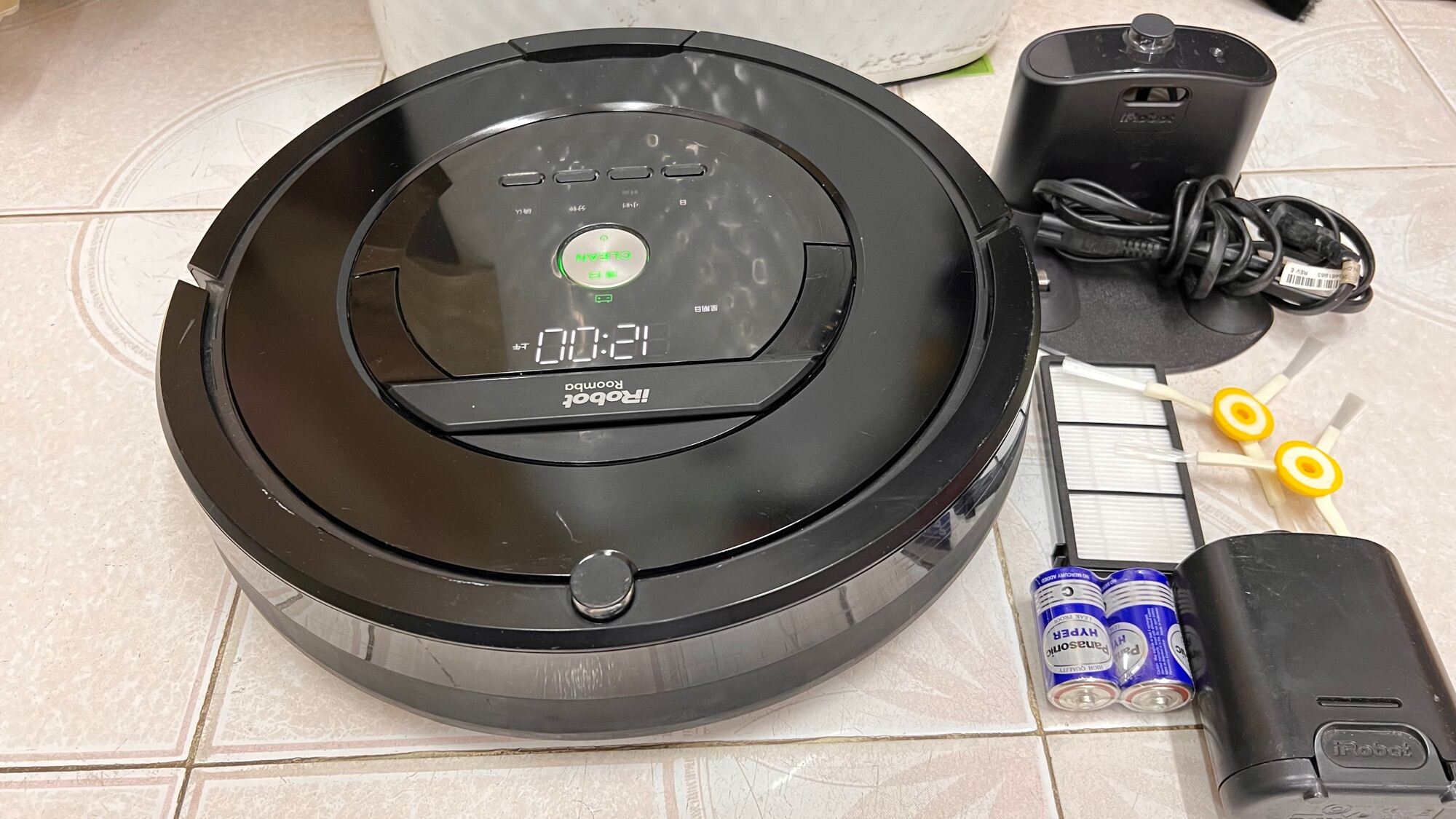 irobot roomba 860 hút bụi quét nhà thông minh,máy dùng lướt ,sước phảy nhẹ  ,hàng nguyên bản ,hoạt động hoàn hảo ,,mọi thứ đầy đủ như hình ,cần tư vấn  lh:105 h3