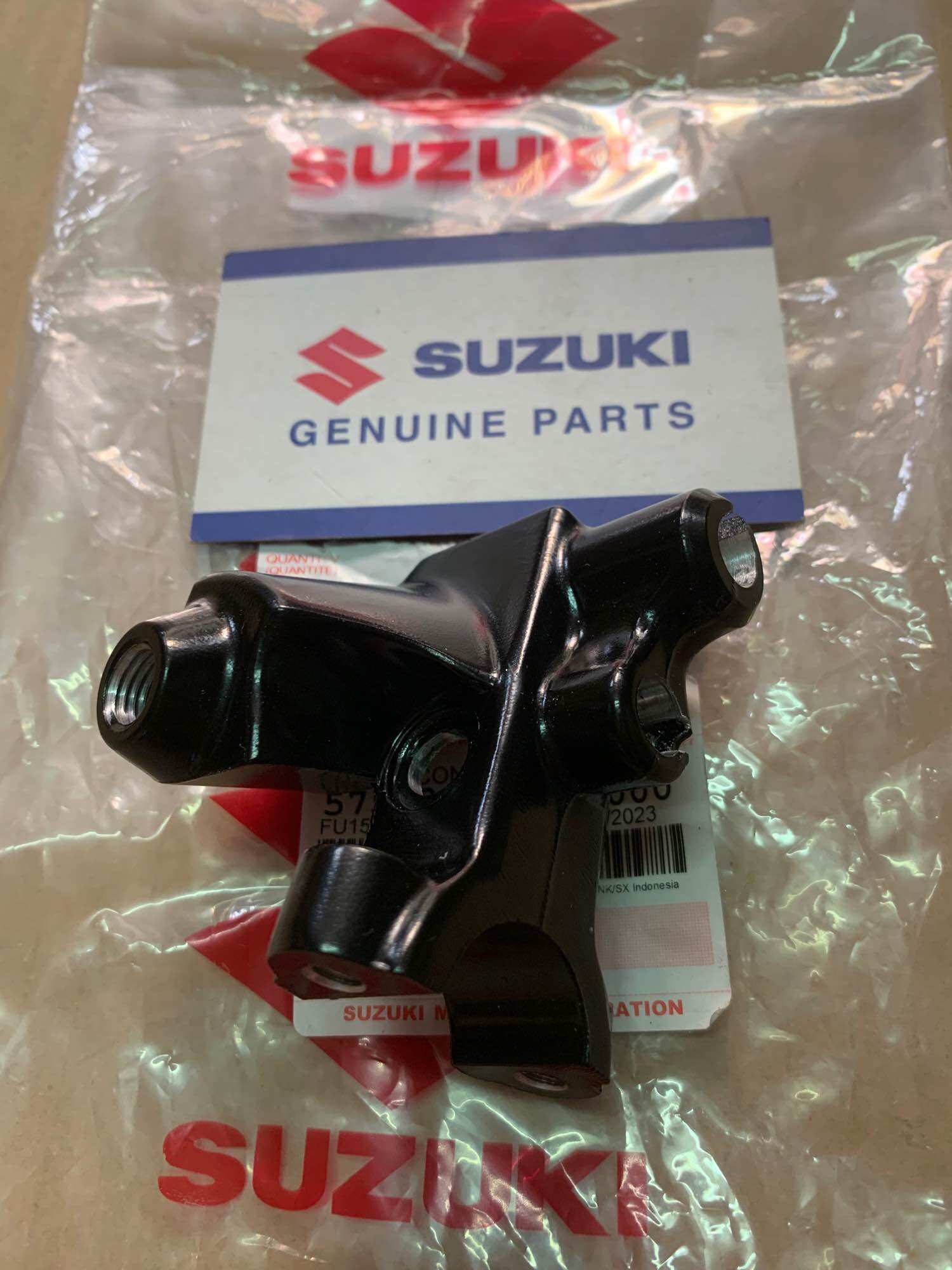 Cùm chân kính trái lắp tay côn chống gãy axelo 125 suzuki chính hãng