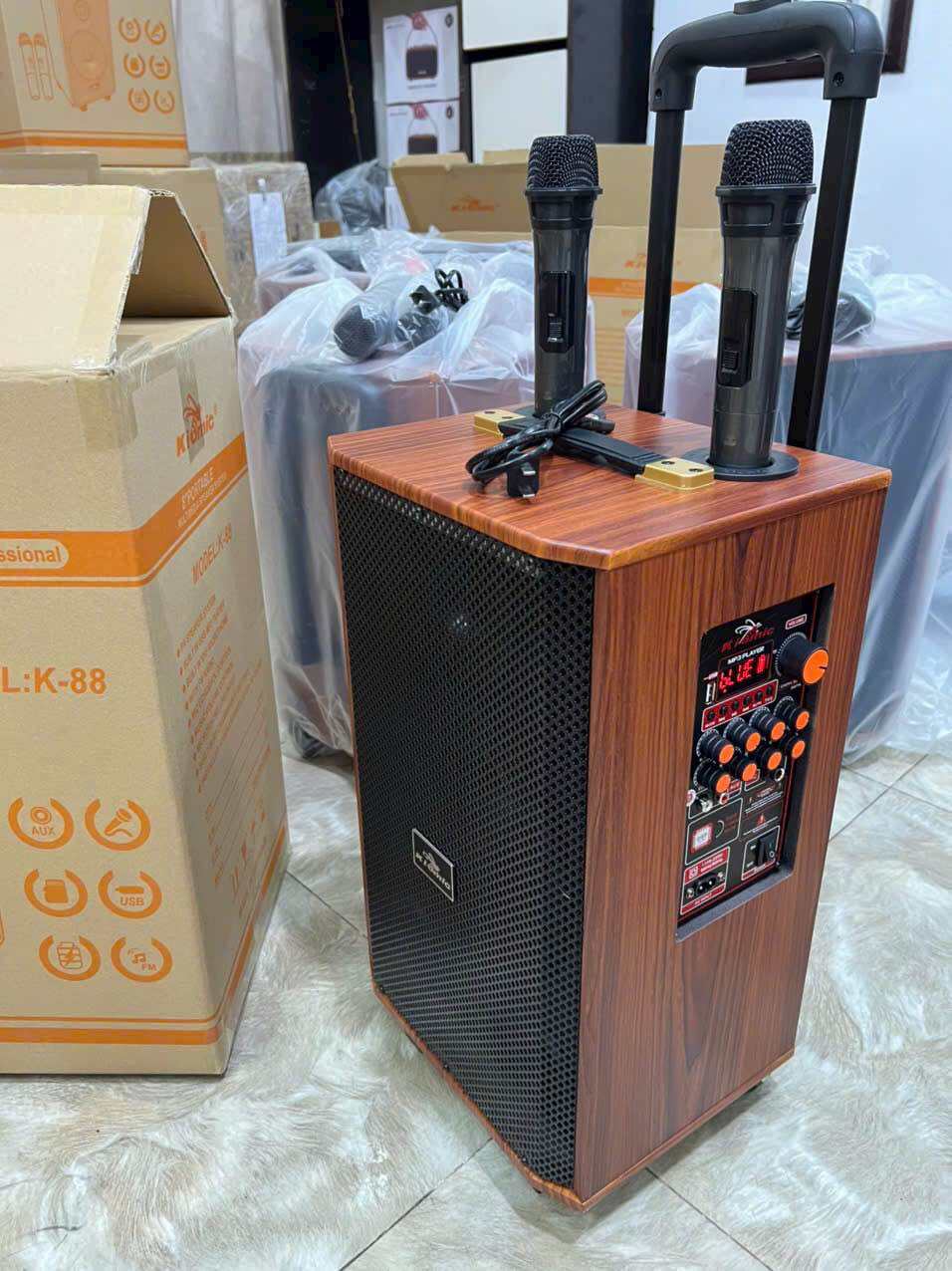 Loa kéo karaoke Kiomic k88 thùng gỗ bass siêu hay tặng kèm 2 mic không dây