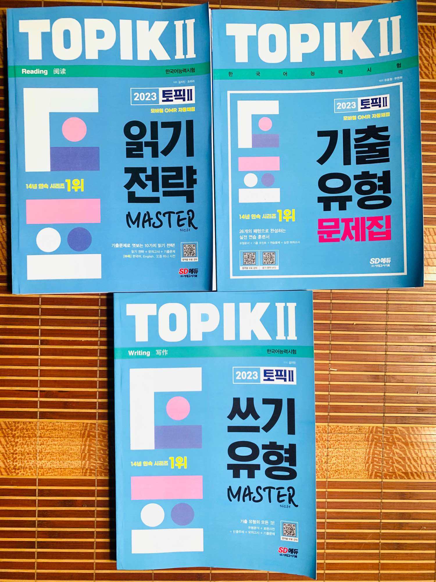Bộ 3q Master topik II bản mới 2023  đọc + đề + viết - đen trắng