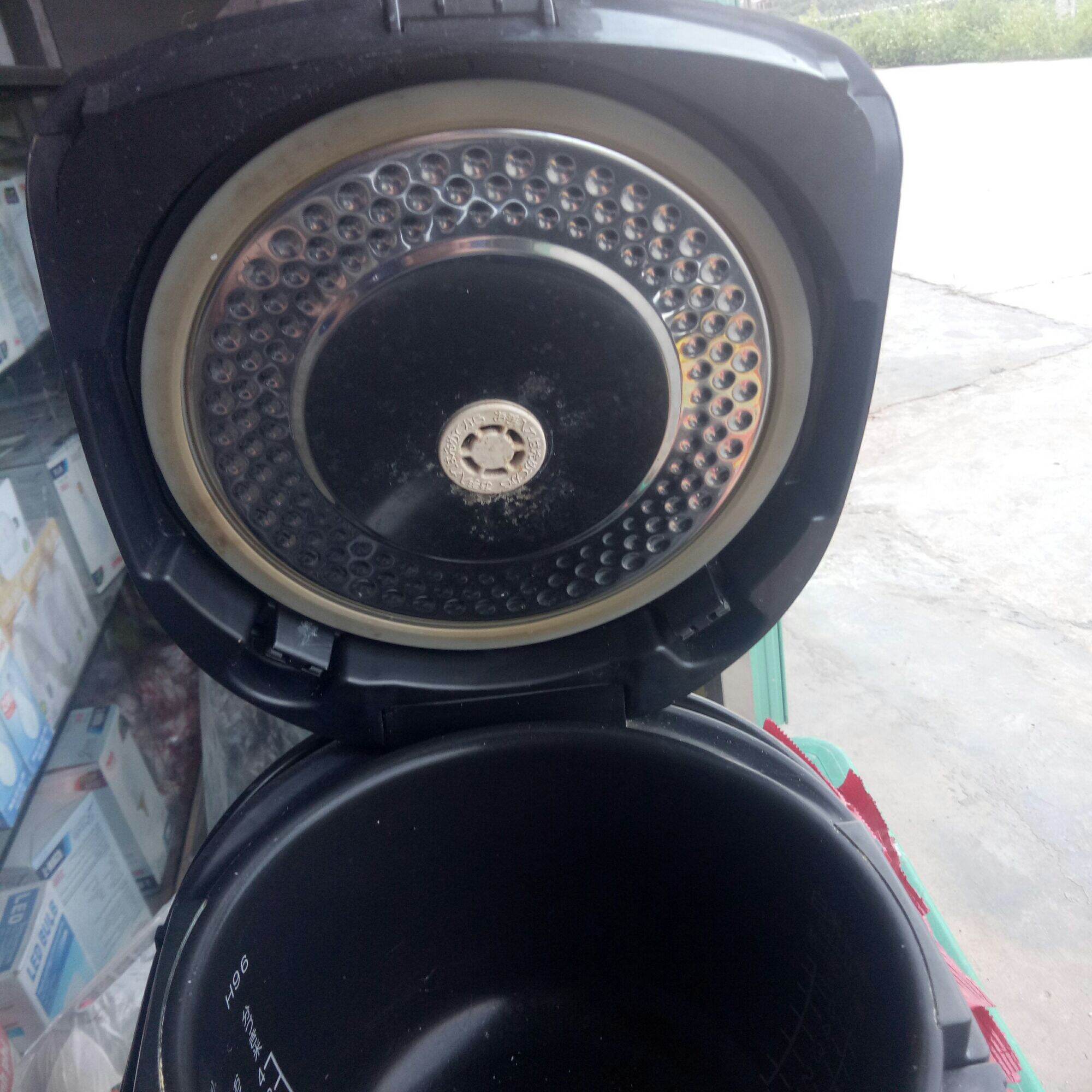 Nồi cơm nhật thanh lý . mới 80% điện 110v loại 1lit đã tét nấu thử. nhãn hiệu Hitachi